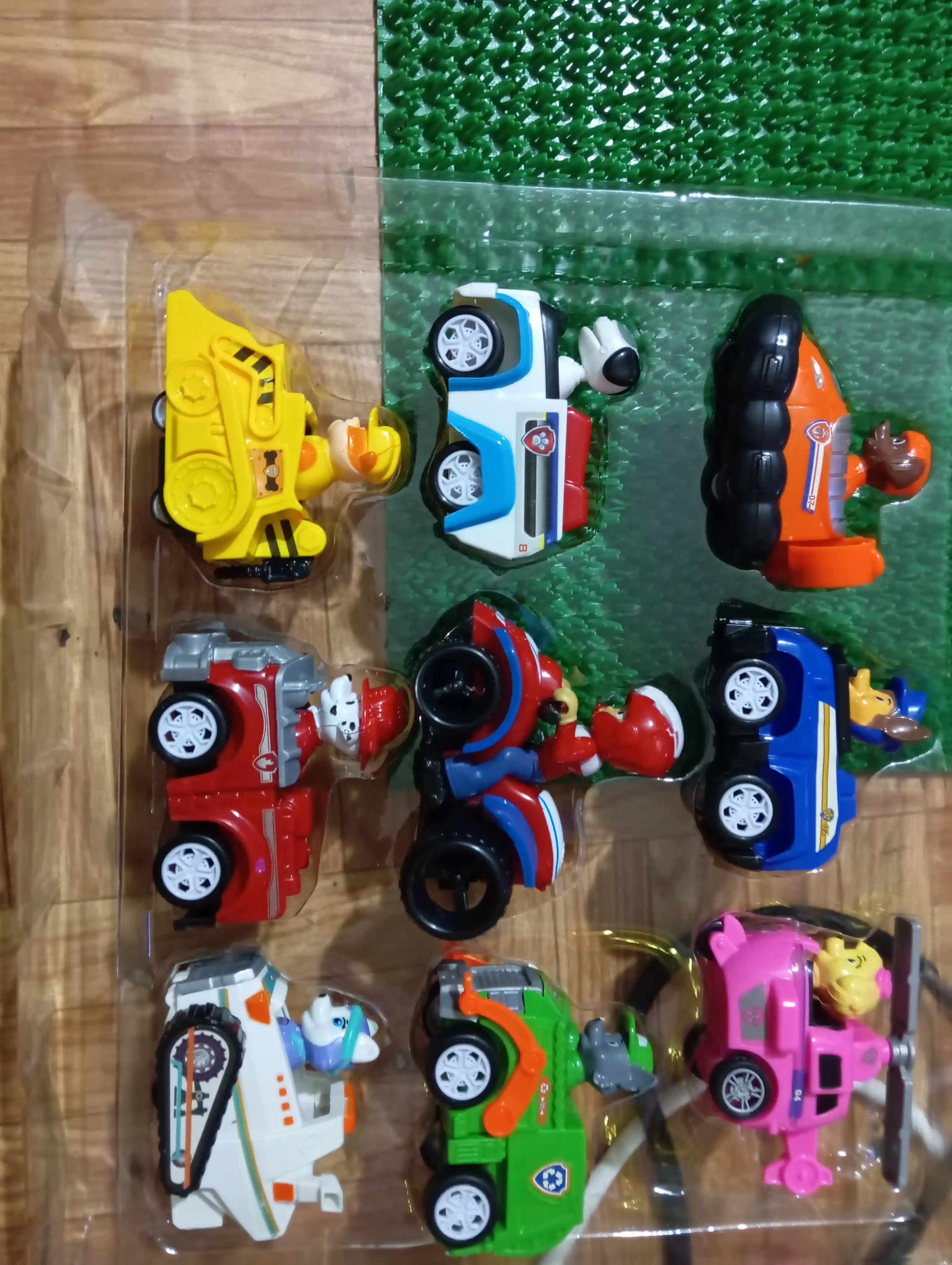 "Posbon kuchukchalar" barcha qaxramonlari to'plam ichida Paw Patrol