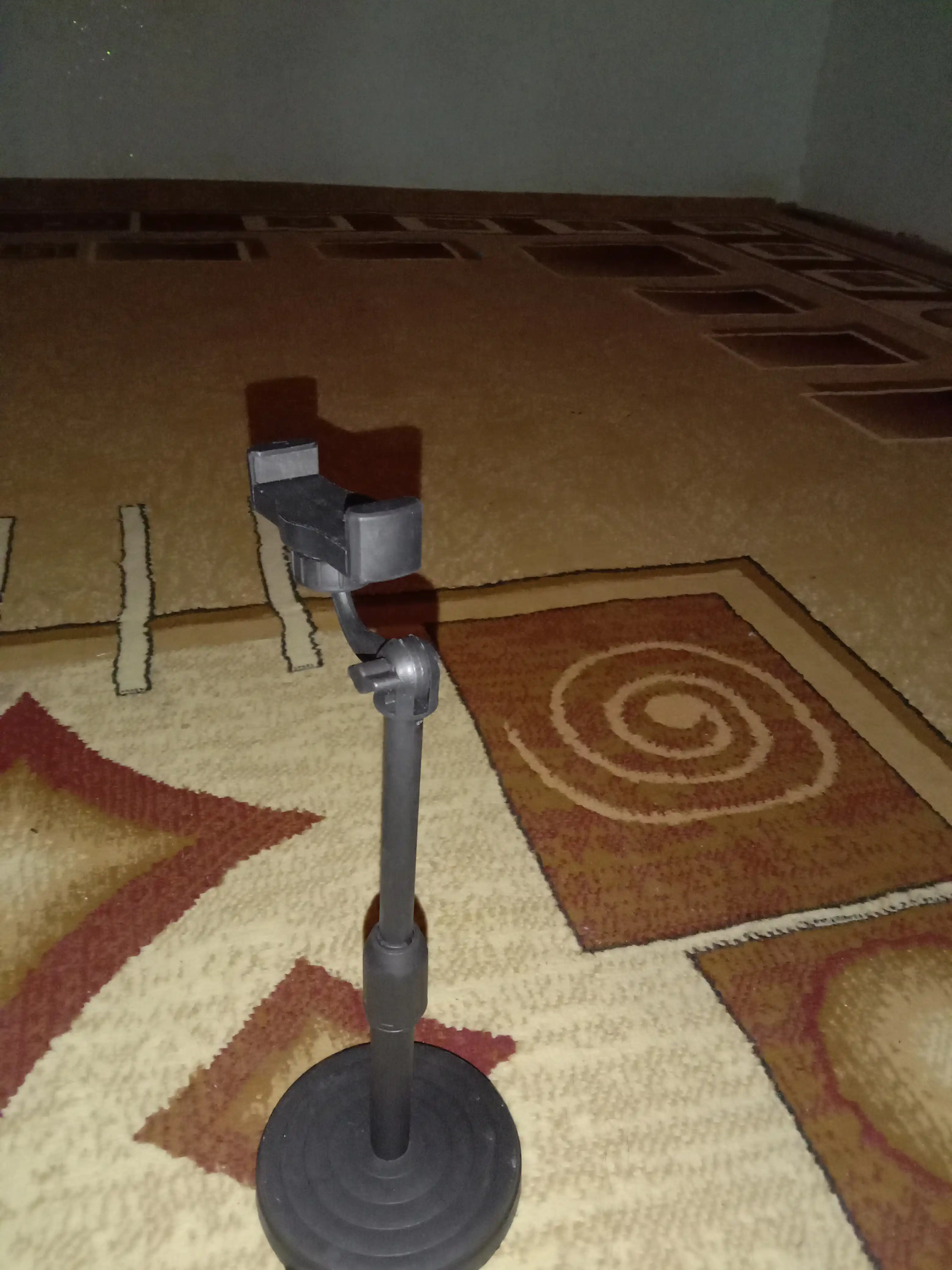 Stol usti telefon ushlagichi