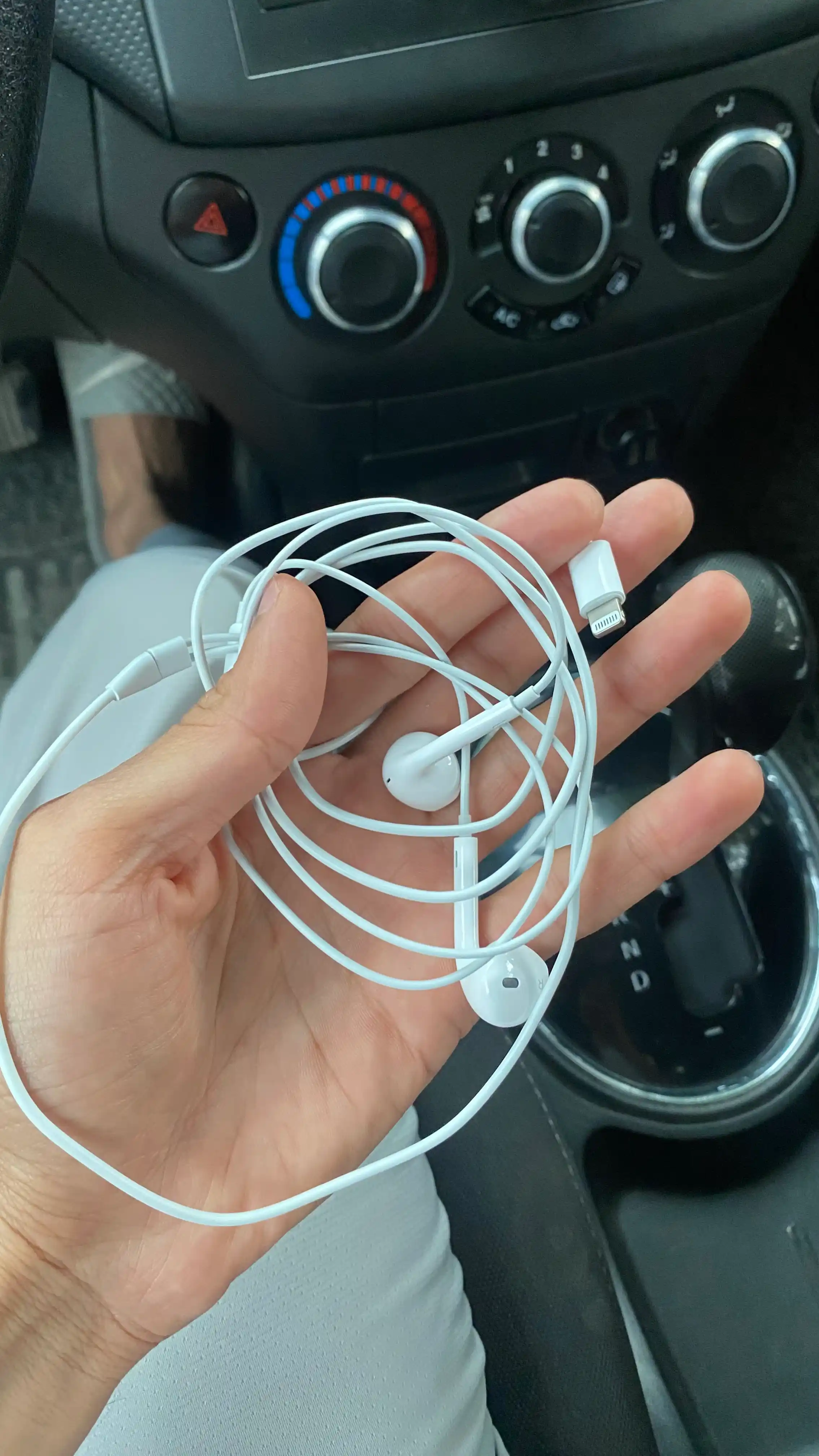 Наушники проводные Apple EarPods Lightning White EarPods