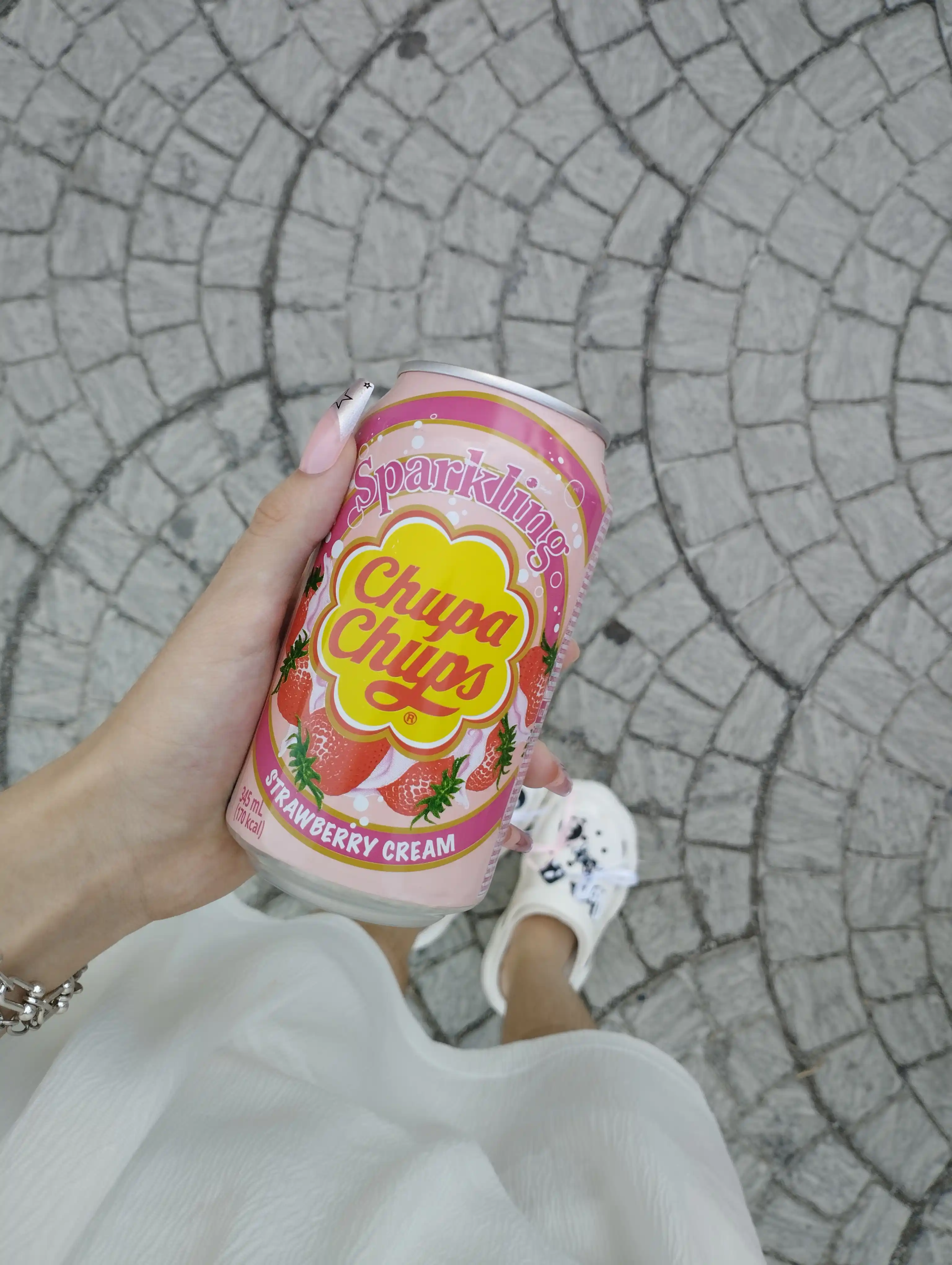 Газированный напиток со вкусом клубники и сливками Chupa Chups Strawberry & Cream, 345 мл
