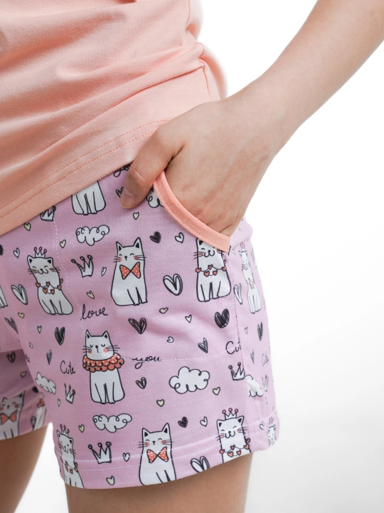 Ayollar uchun uch qismli pijama: xalat, shorti va mayka