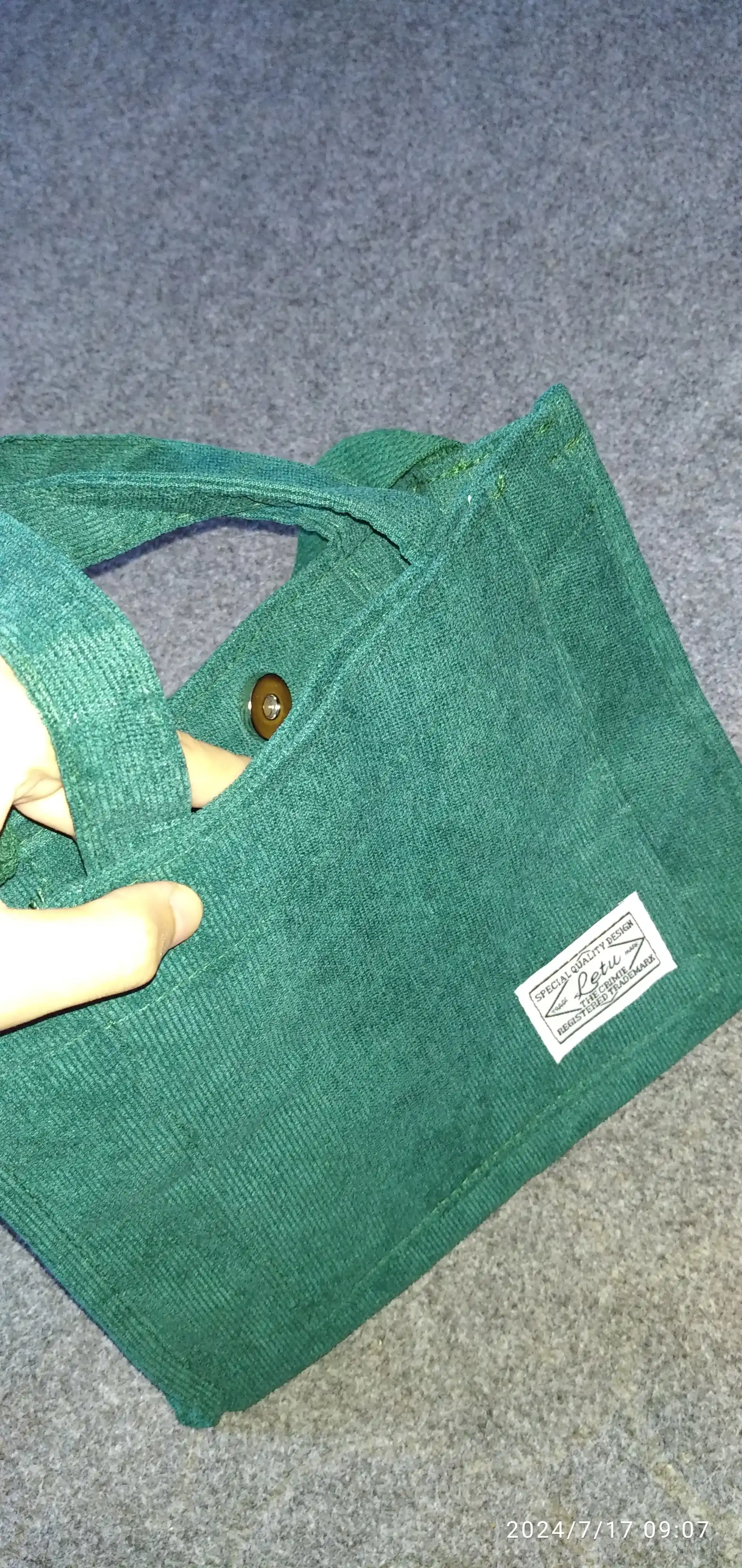 Ayollar uchun shopper sumkasi, yelkadan, velvetli