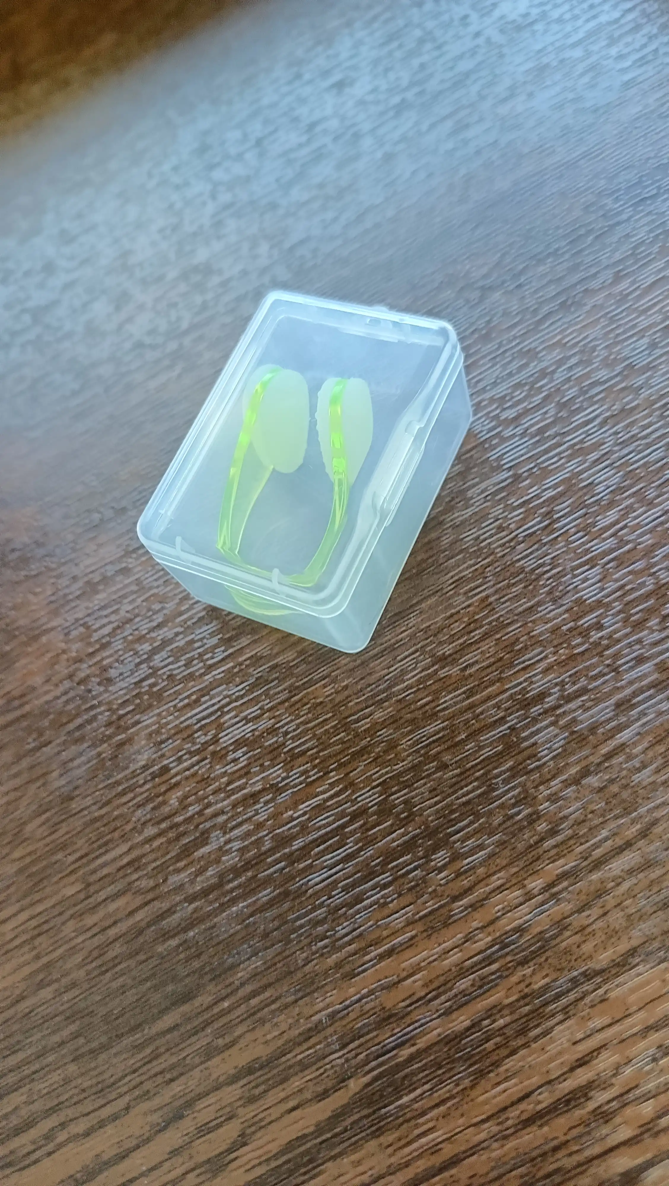 Hovuzda, dengizda, suvda suzish va sho'ng'ish uchun burun qisqichi