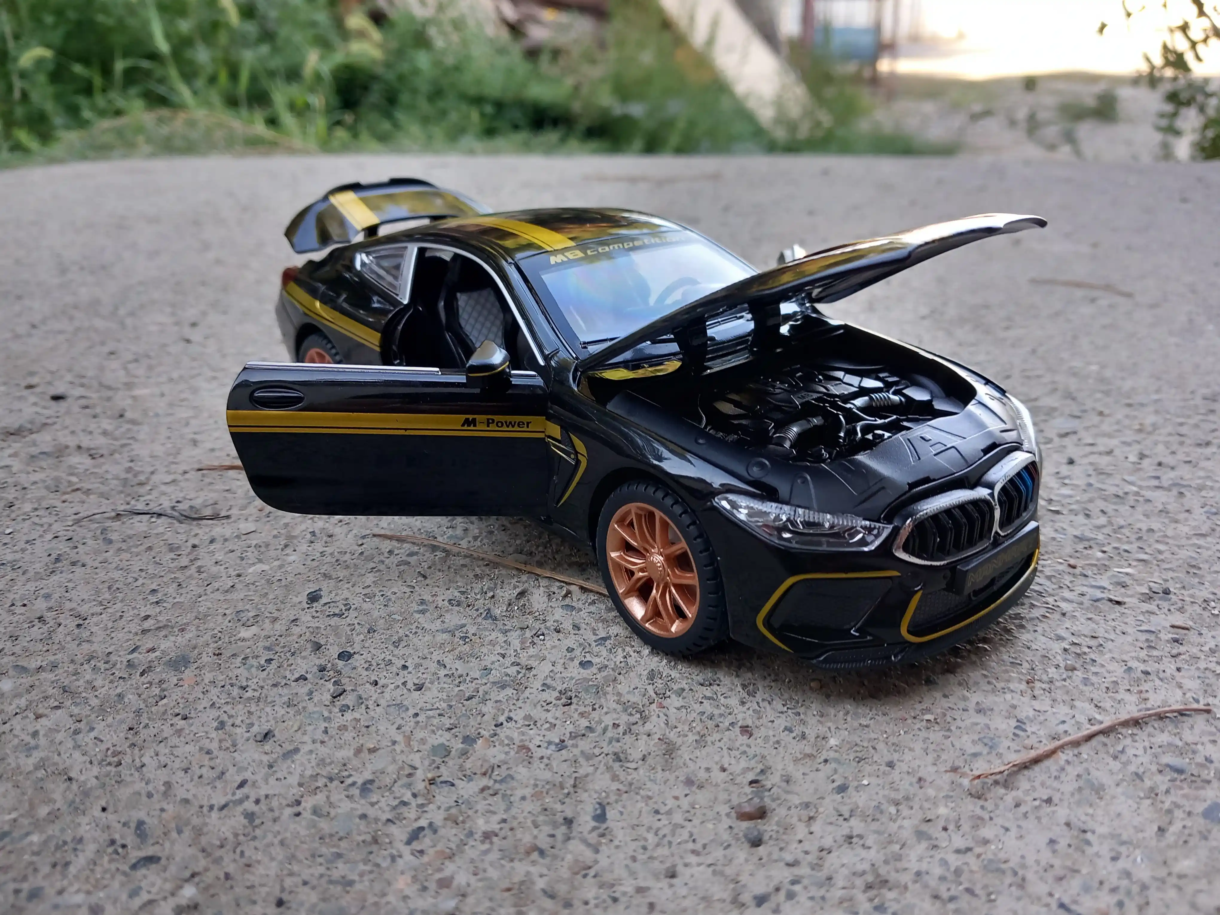 O'yinchoq metall mashina BMW M8 Thunder, 1:24