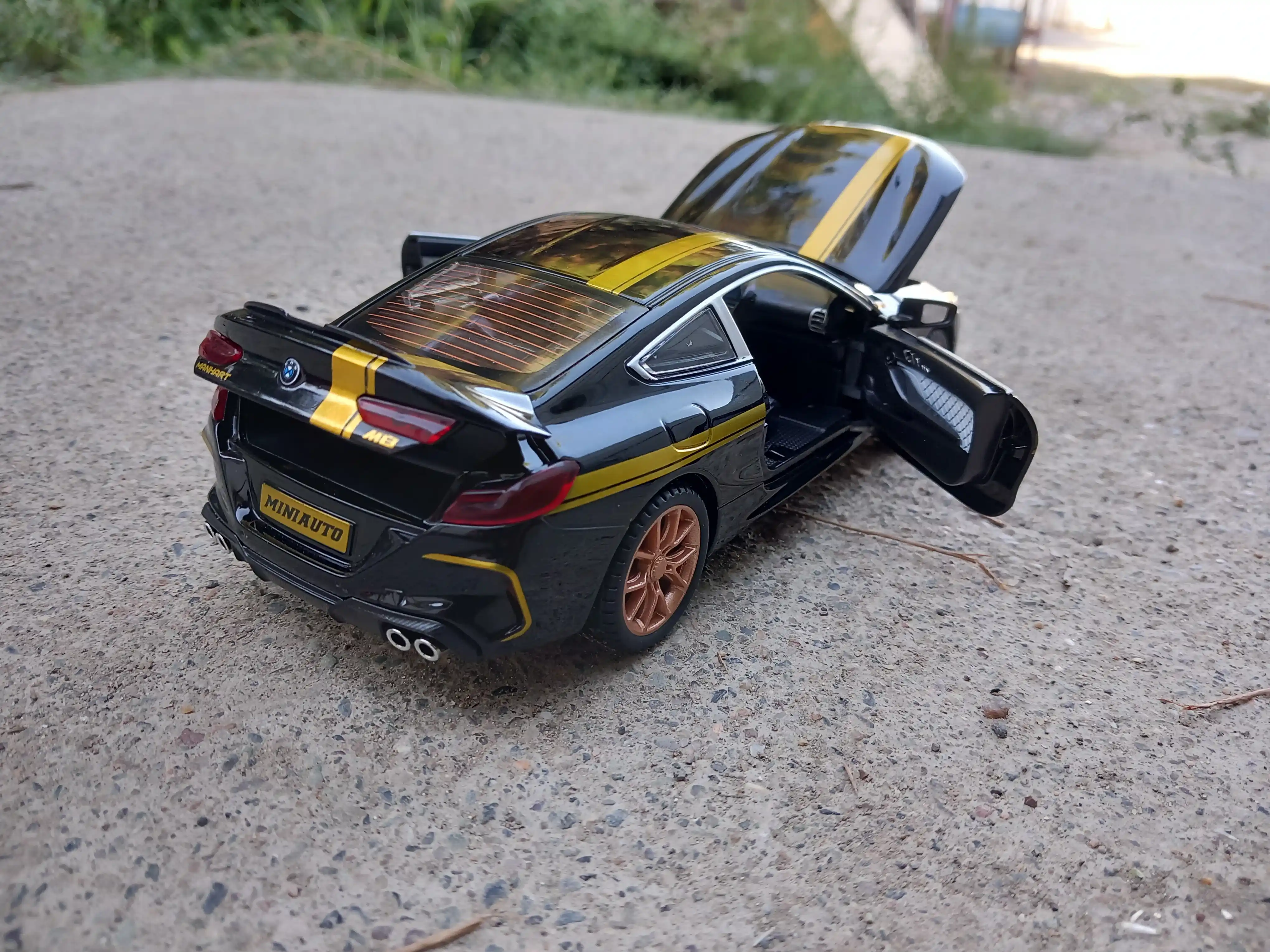 O'yinchoq metall mashina BMW M8 Thunder, 1:24