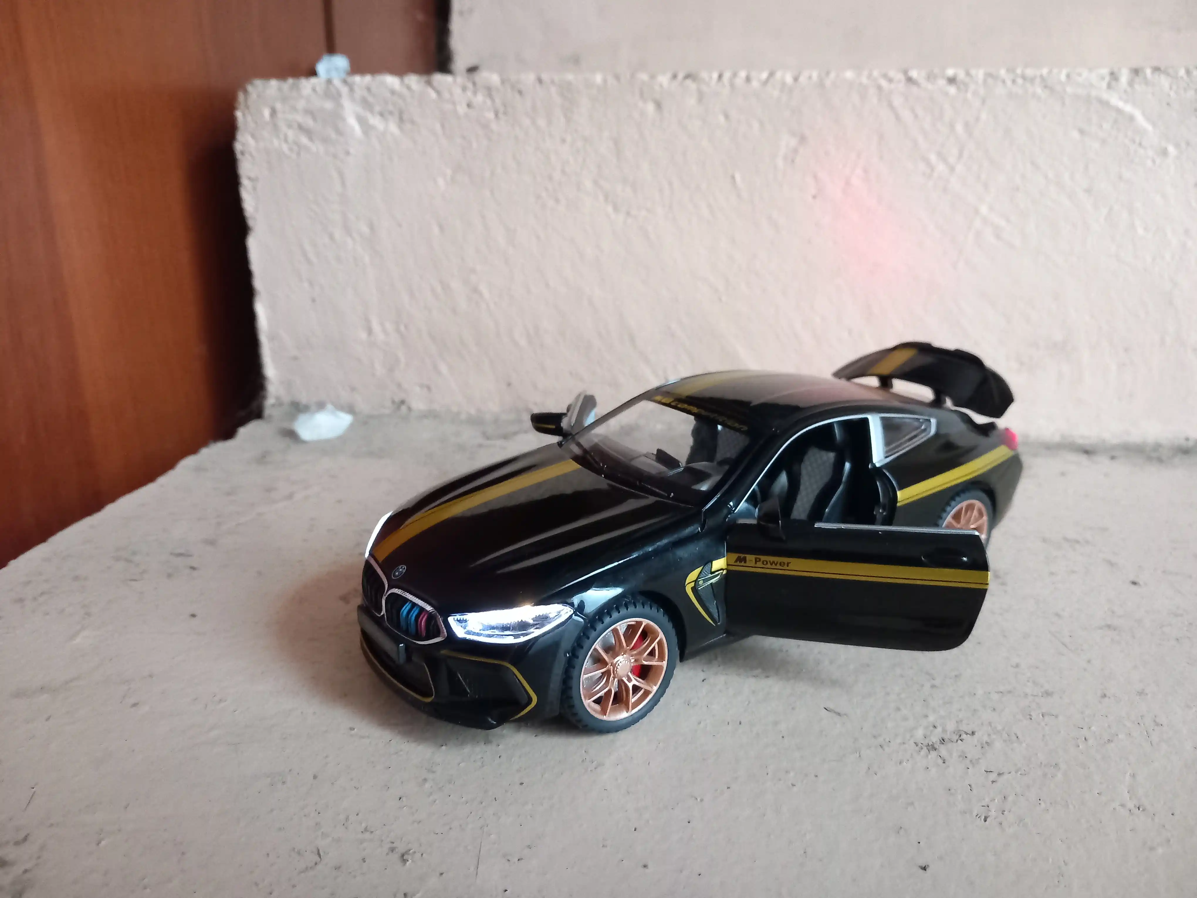 O'yinchoq metall mashina BMW M8 Thunder, 1:24