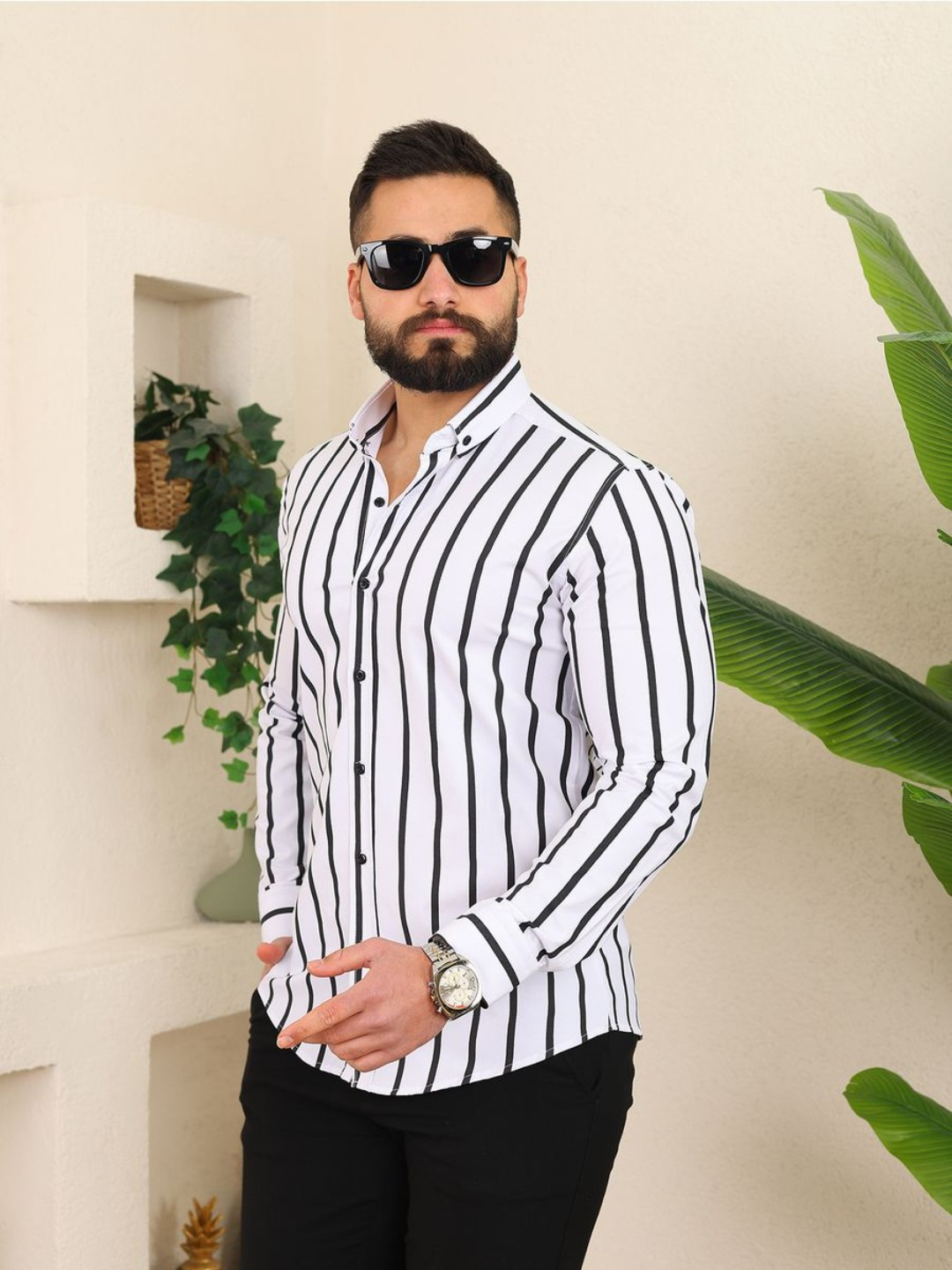 Brunette Katya uning mushak eri tomonidan becerdin oladi