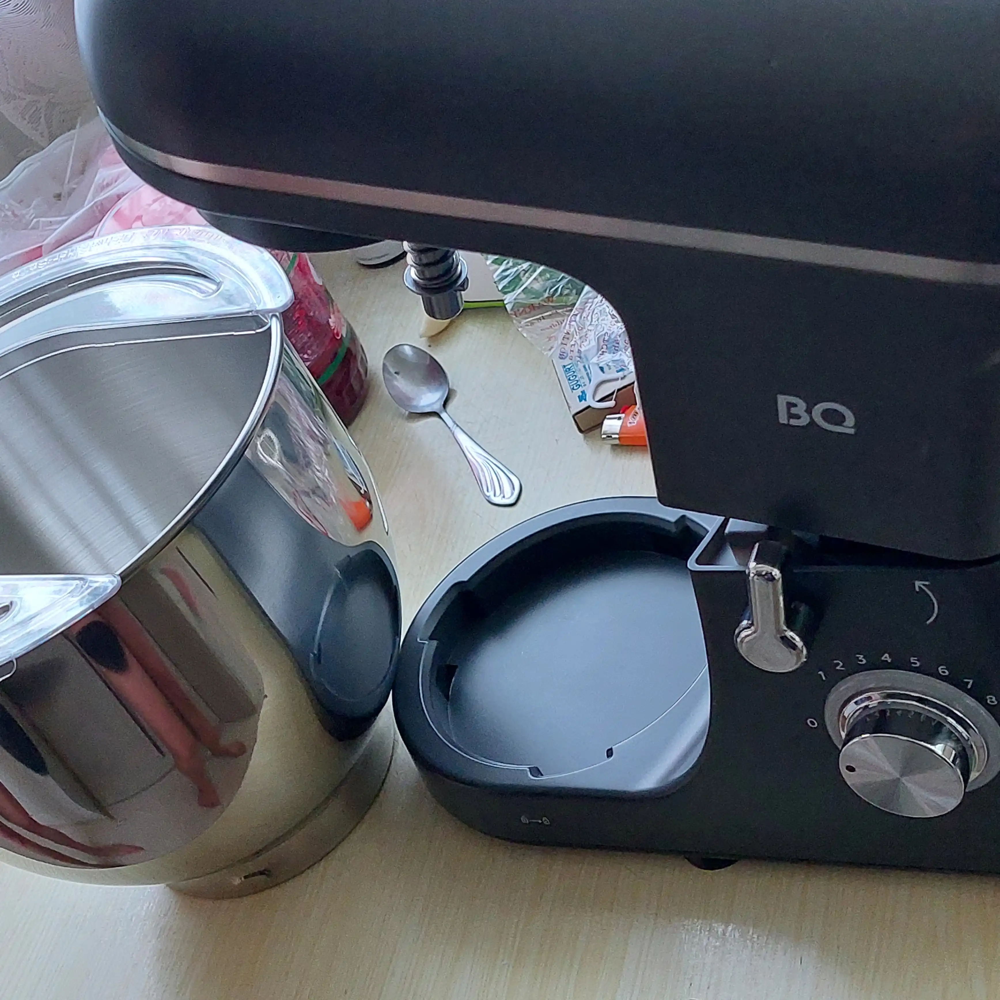BQ MX840 planetar mikser, quvvati 1600 Vt, idish hajmi 5,5 l, 10 ta tezlik rejimi