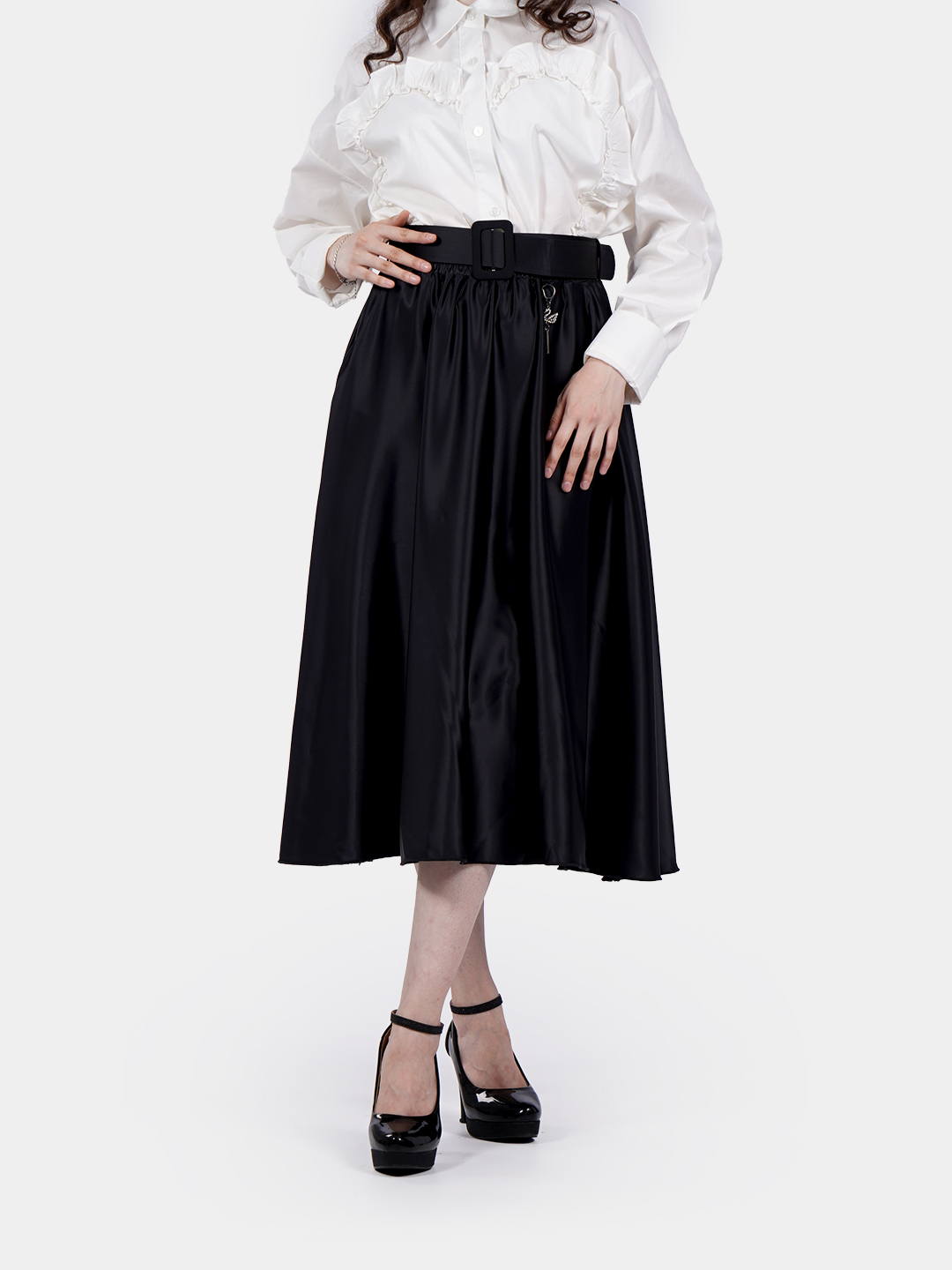 Sochiq bilan yalangoch qiz