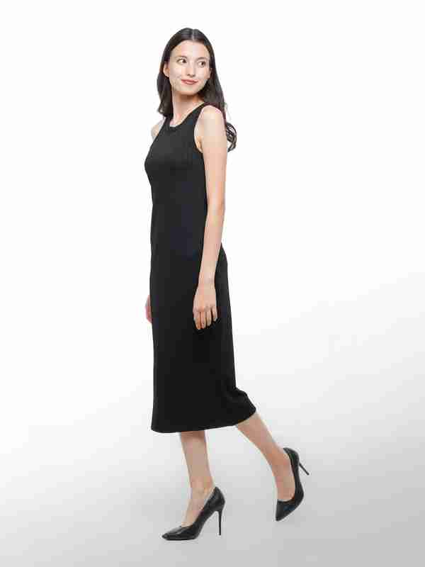 Yigitlar kichkina va chiroyli kokrakli farishta chaqaloqni aylanib otishdi.