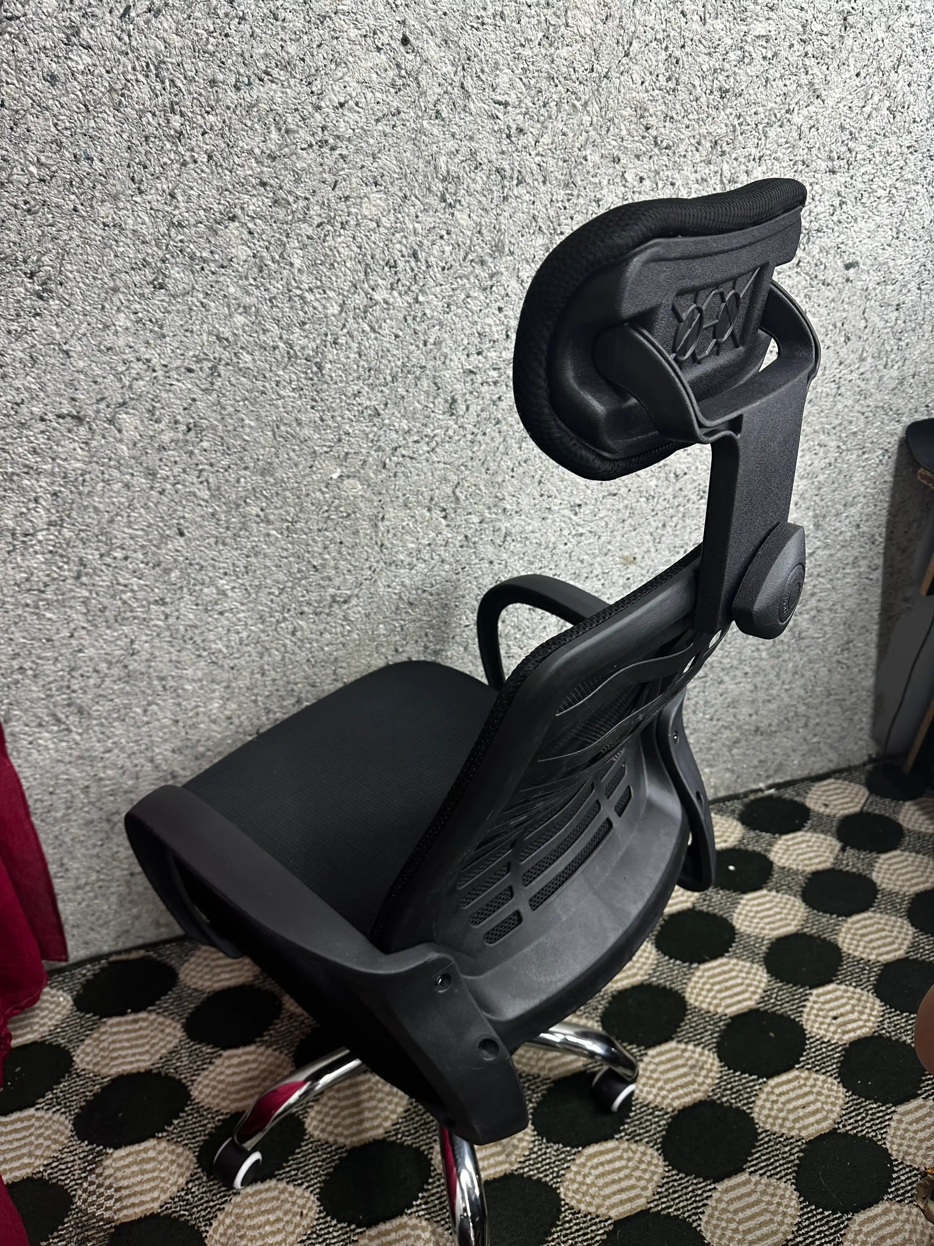 Ofis kreslosi ANDI metall krestovinalik, bosh qo'ygich bilan