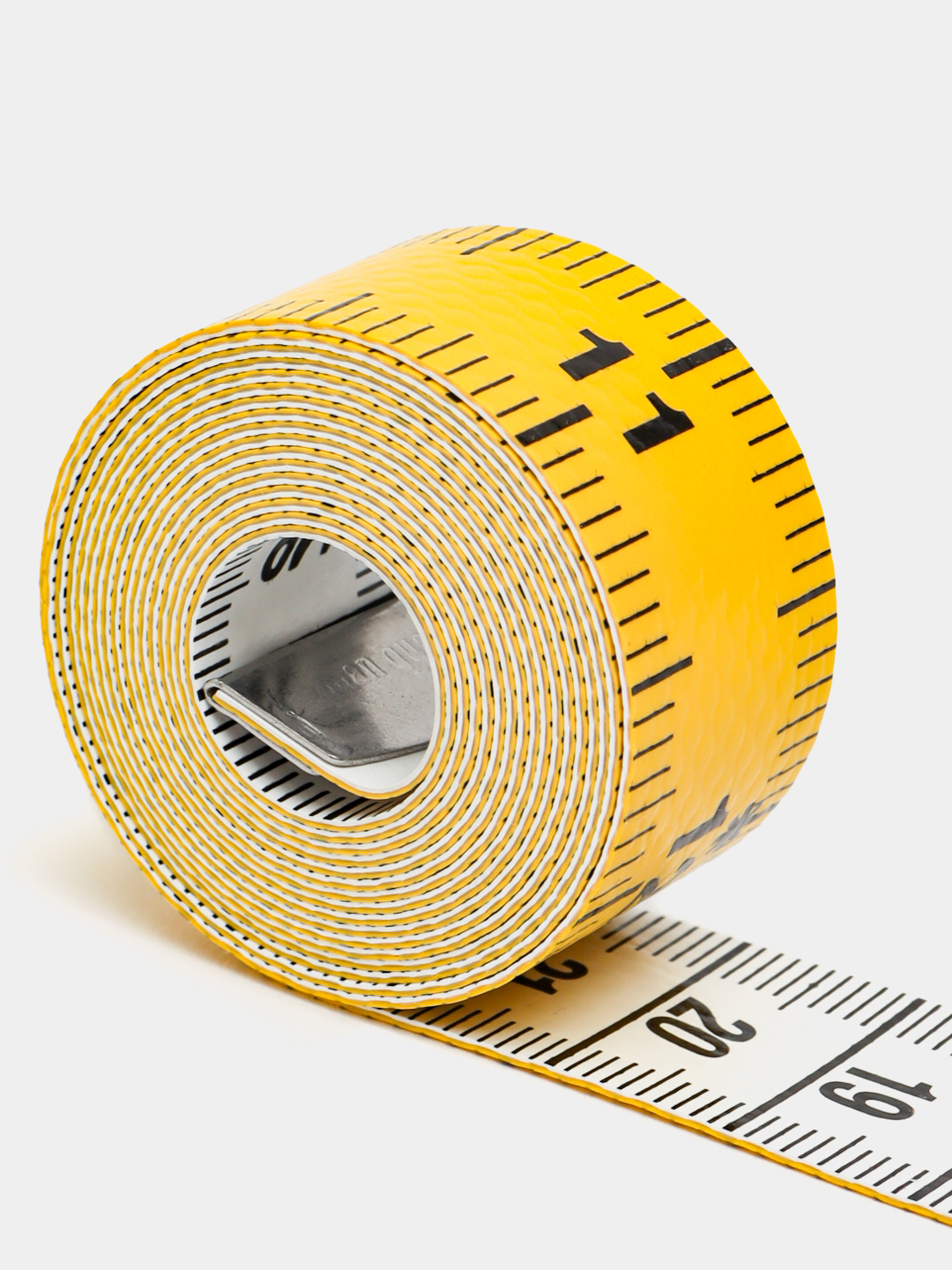 Kokrak uchlarida yopishqoq lenta bilan qiz