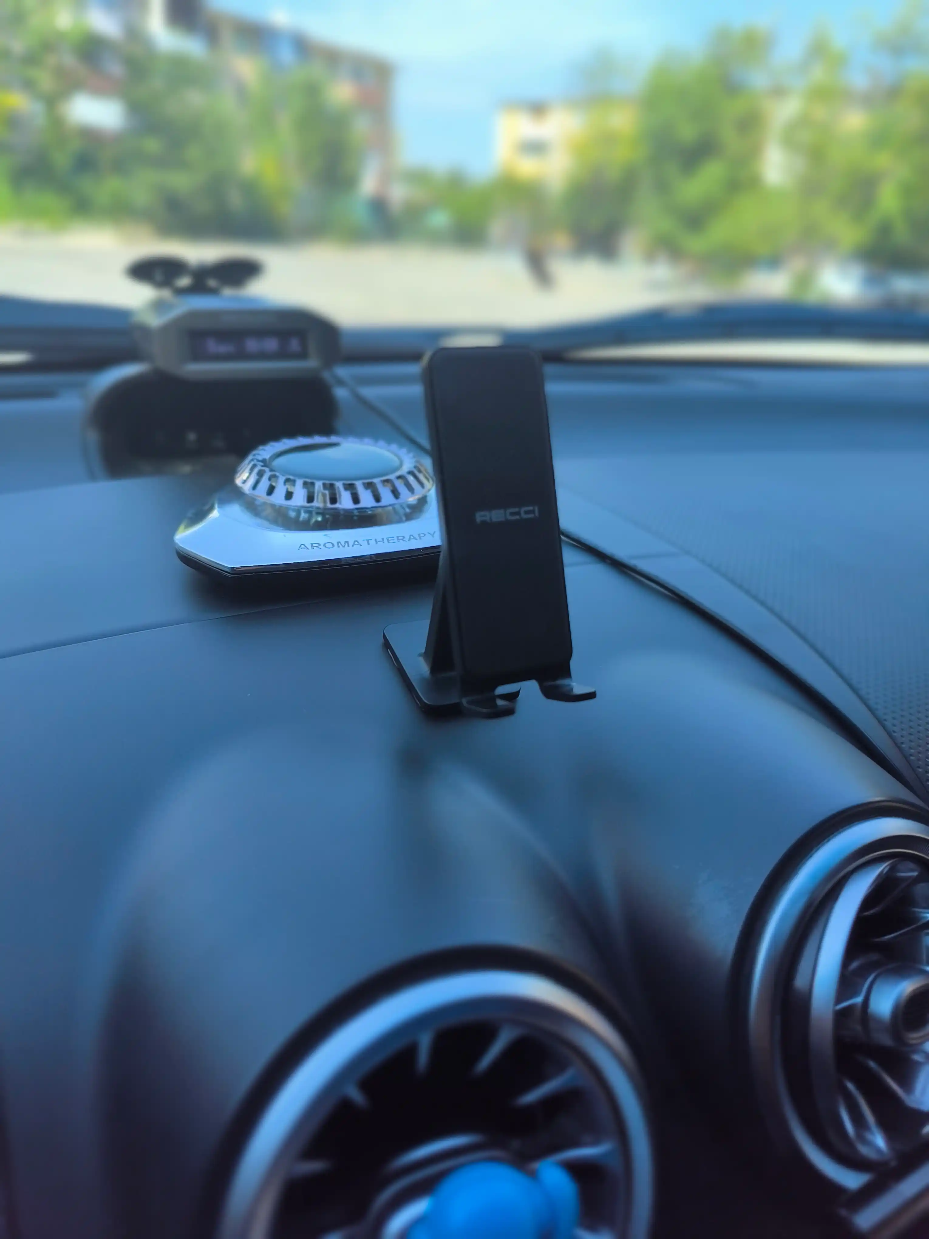 Avtomobildagi telefon ushlagichi Recci har qanday sirt uchun avtomobil ushlagichi, 6 magnit