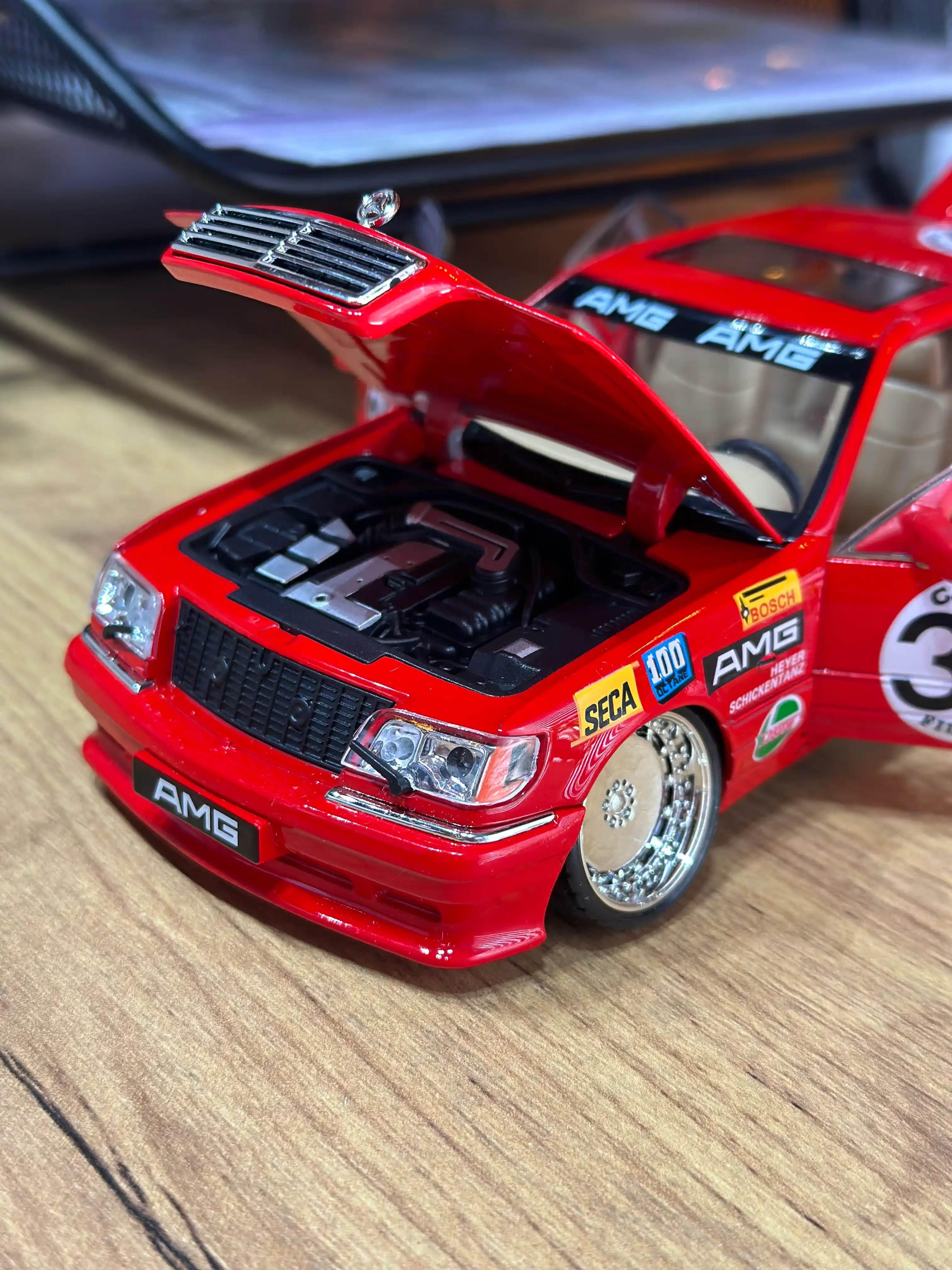O'yinchoq metall mashinasi Mercedes-Benz AMG 6.3, Nissan Skyline GTR "Jinlifang" 1:24