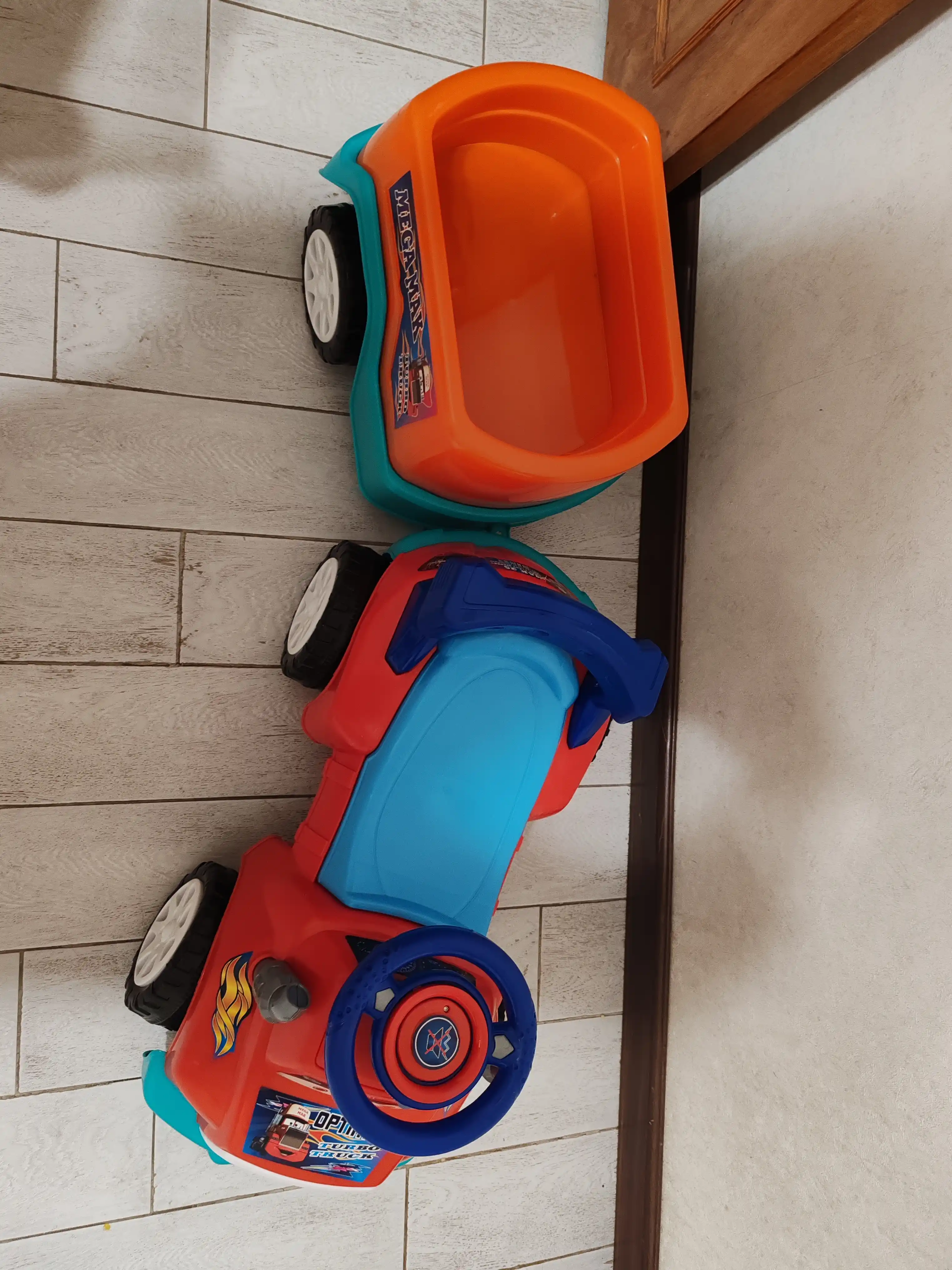 Bolalar uchun plastmassali tirkamali tolokar mashinasi