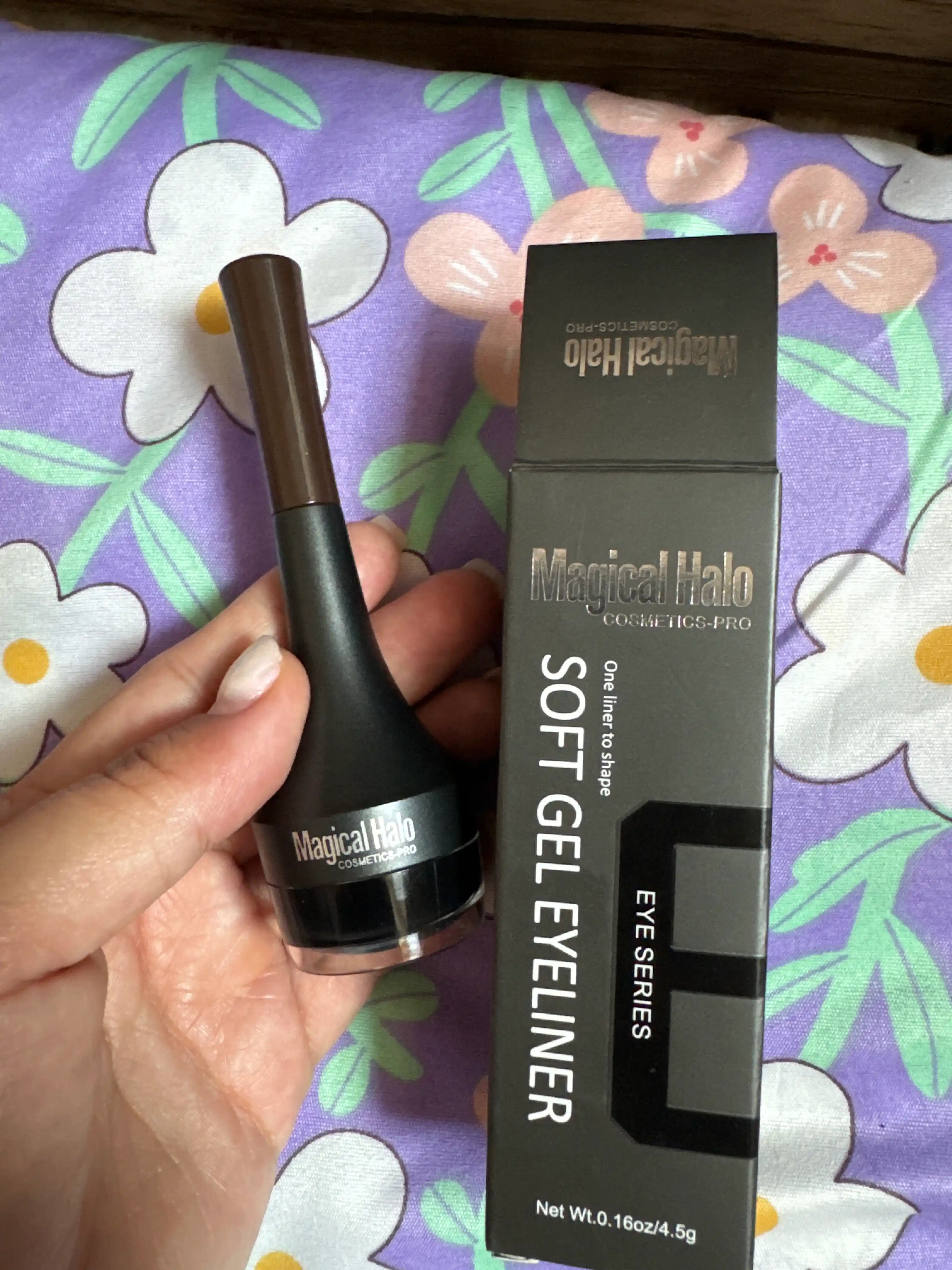 Eyeliner qora, lab bo'yog'i jigarrang, jel, suv o'tkazmaydigan