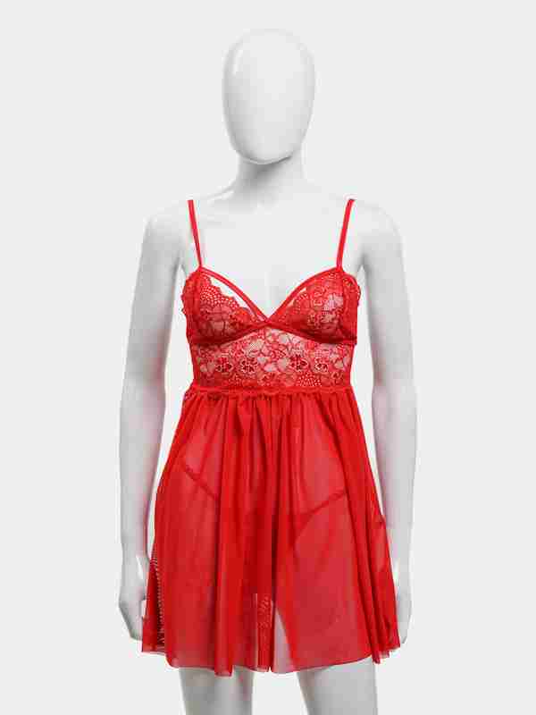 Ikki erkak bitta qizni urishyapti.