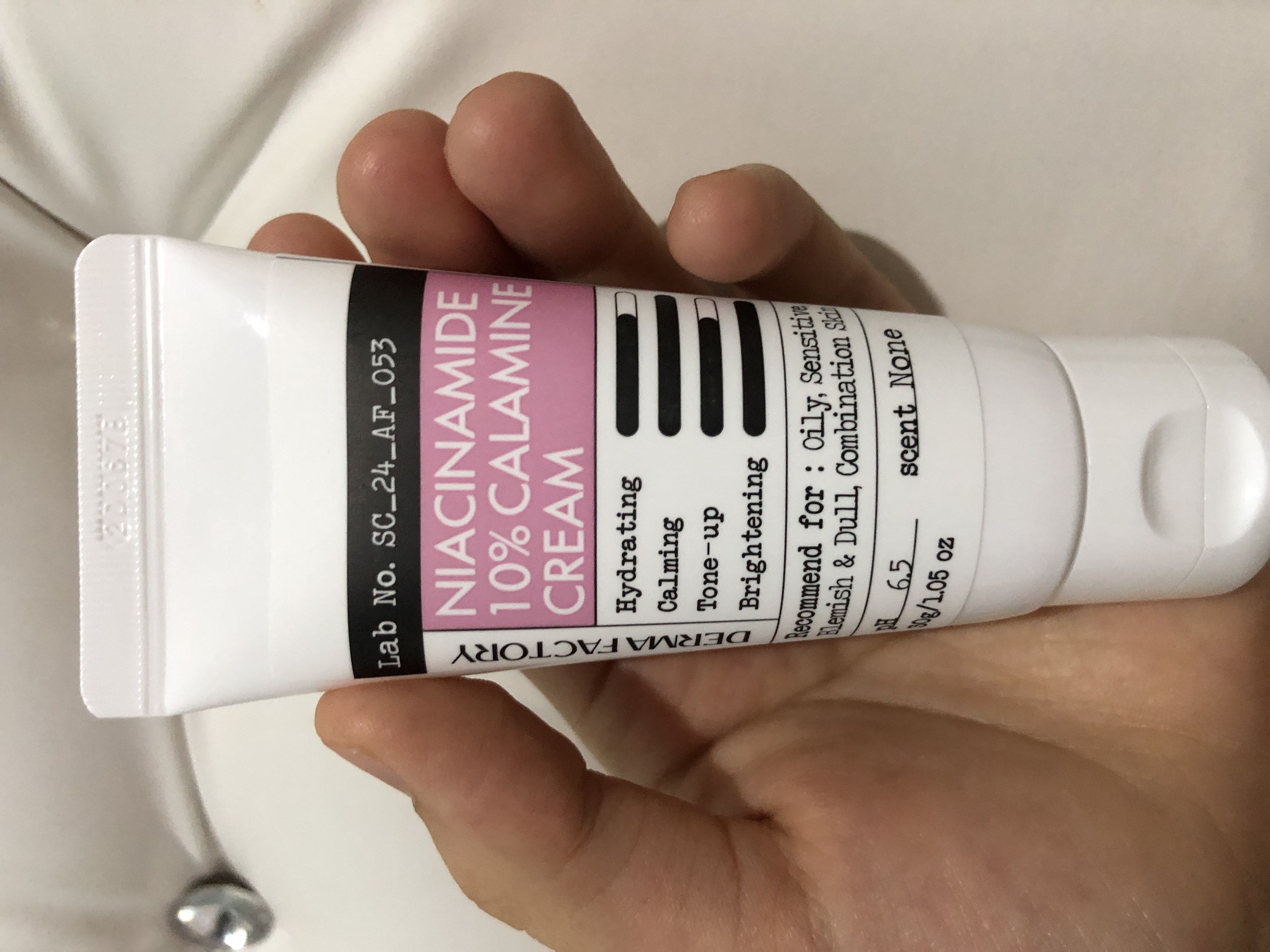 Oqartiruvchi va tinchlantiruvchi krem DERMA FACTORY Niacinamide 10% Calamine Cream, 30 ml
