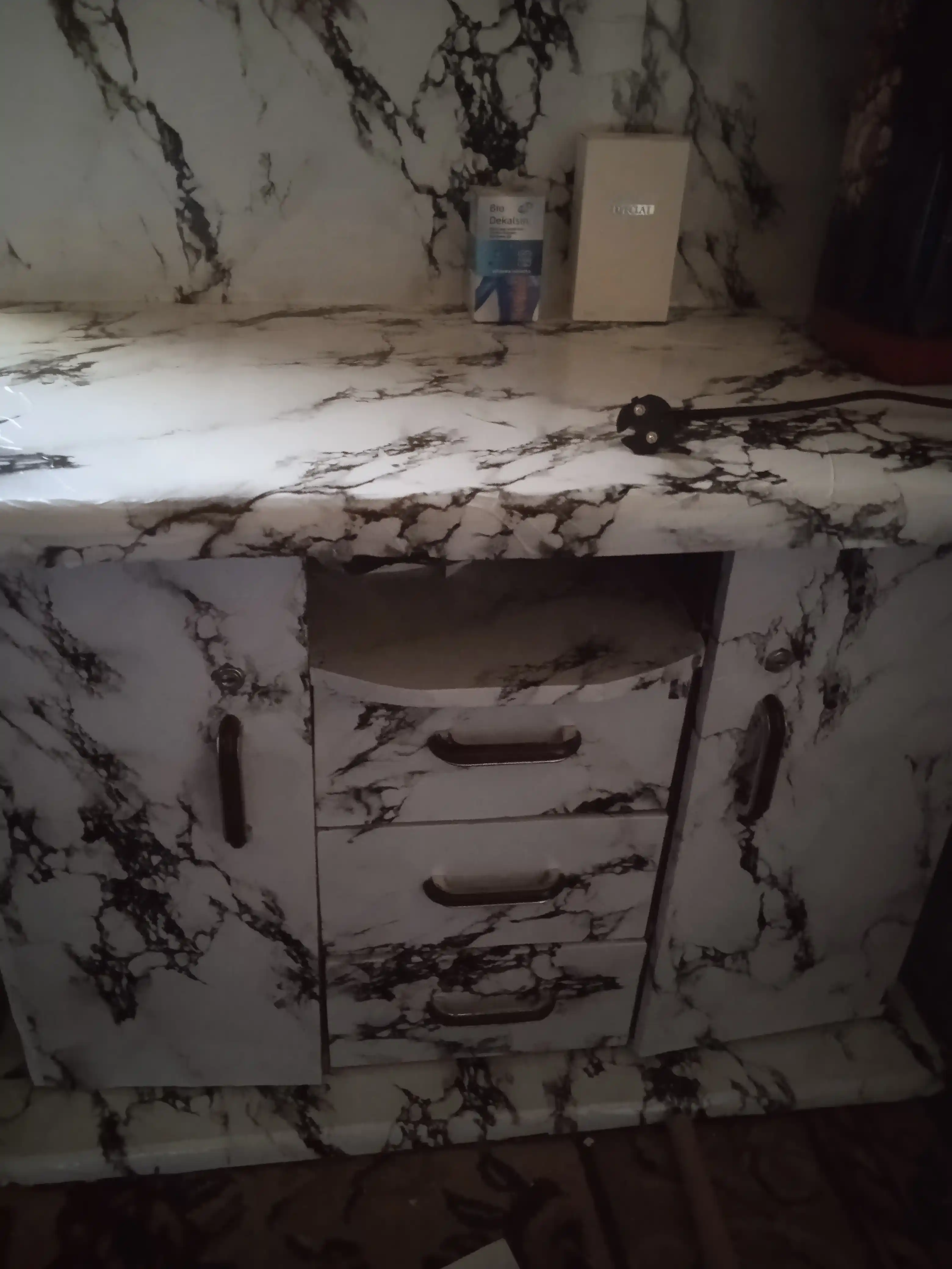 Mebel va deraza tokchalari uchun o‘zi yopishadigan alyuminiy plyonka
