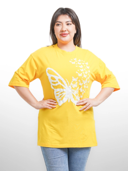 Ayollarning katta o'lchamli futbolkalari, bosma bilan