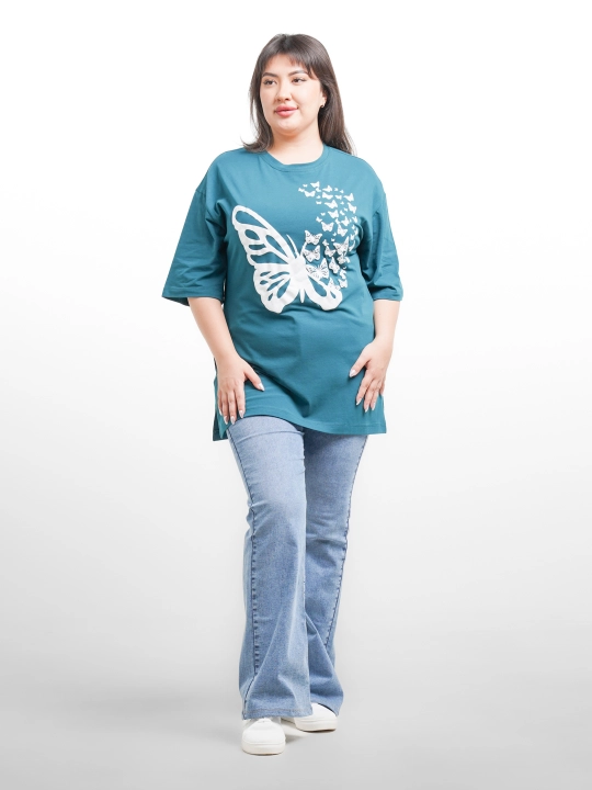 Ayollarning katta o'lchamli futbolkalari, bosma bilan