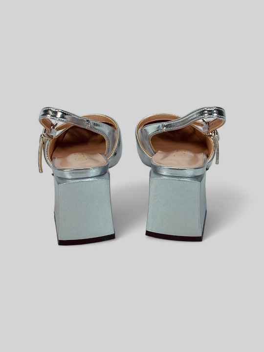 Ayollar sandallari o'rtacha poshnalik 5.5 sm oyoq barmoqlari yopiq va tovonlari ochiq