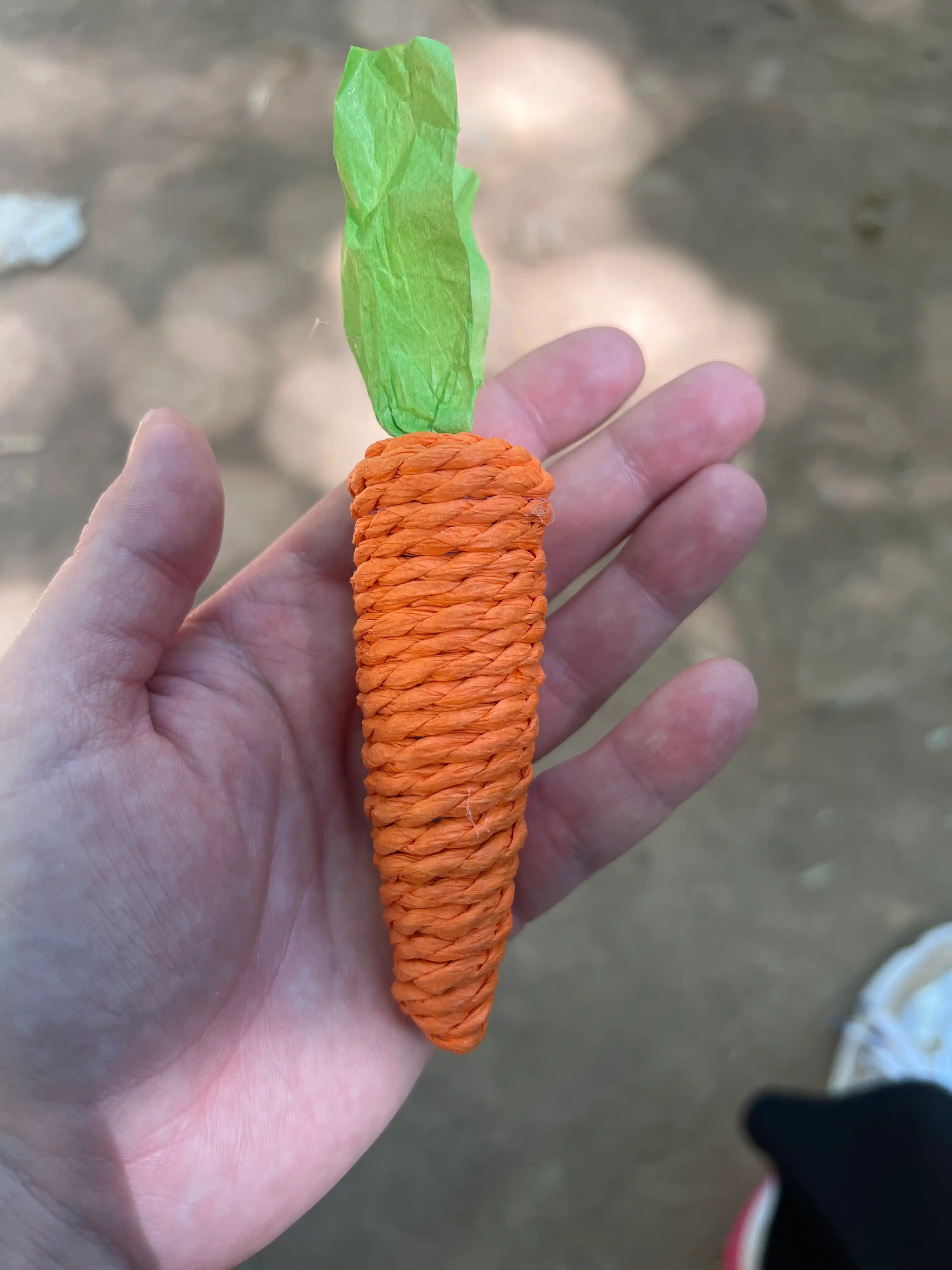 Игрушка когтеточка для кошек и котят Морковка шуршащая с бубенчиком