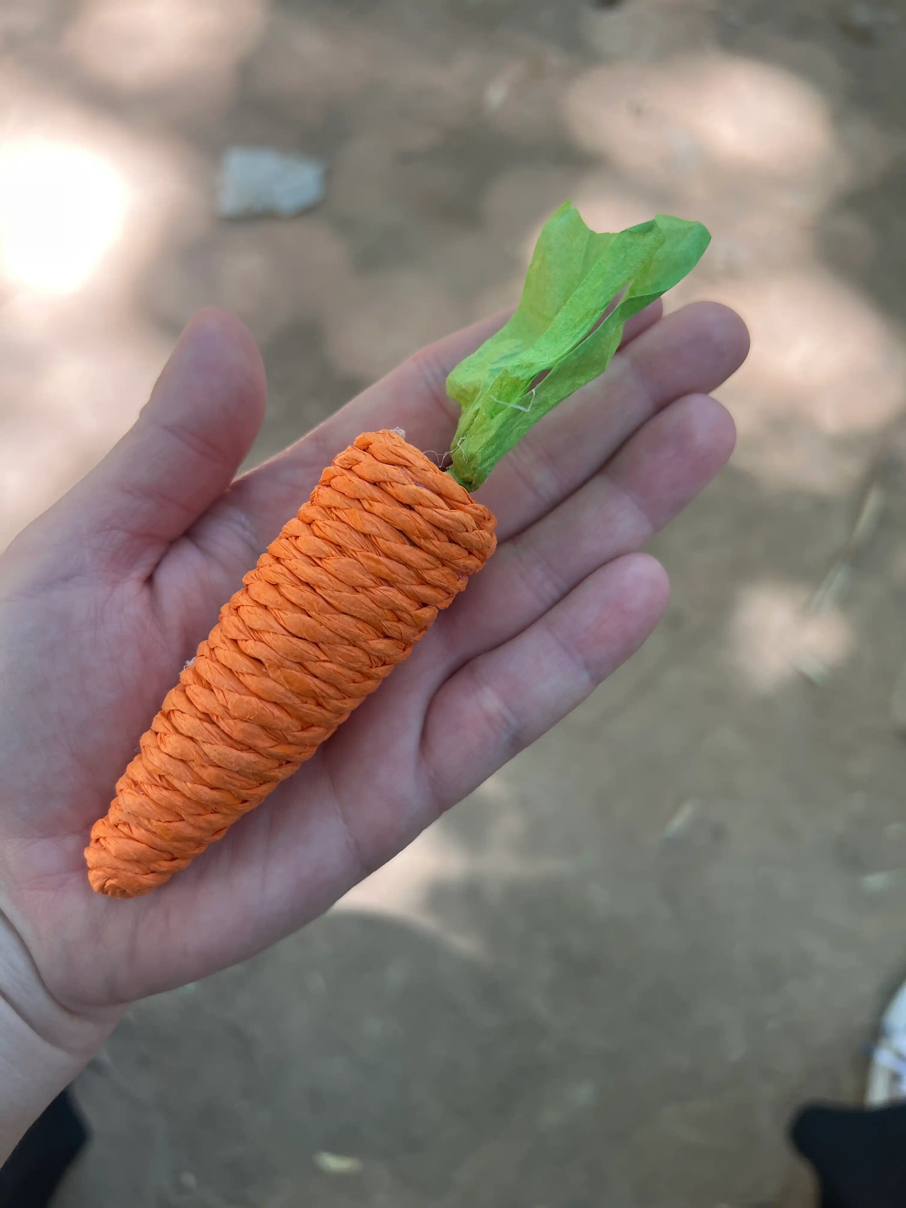 Игрушка когтеточка для кошек и котят Морковка шуршащая с бубенчиком