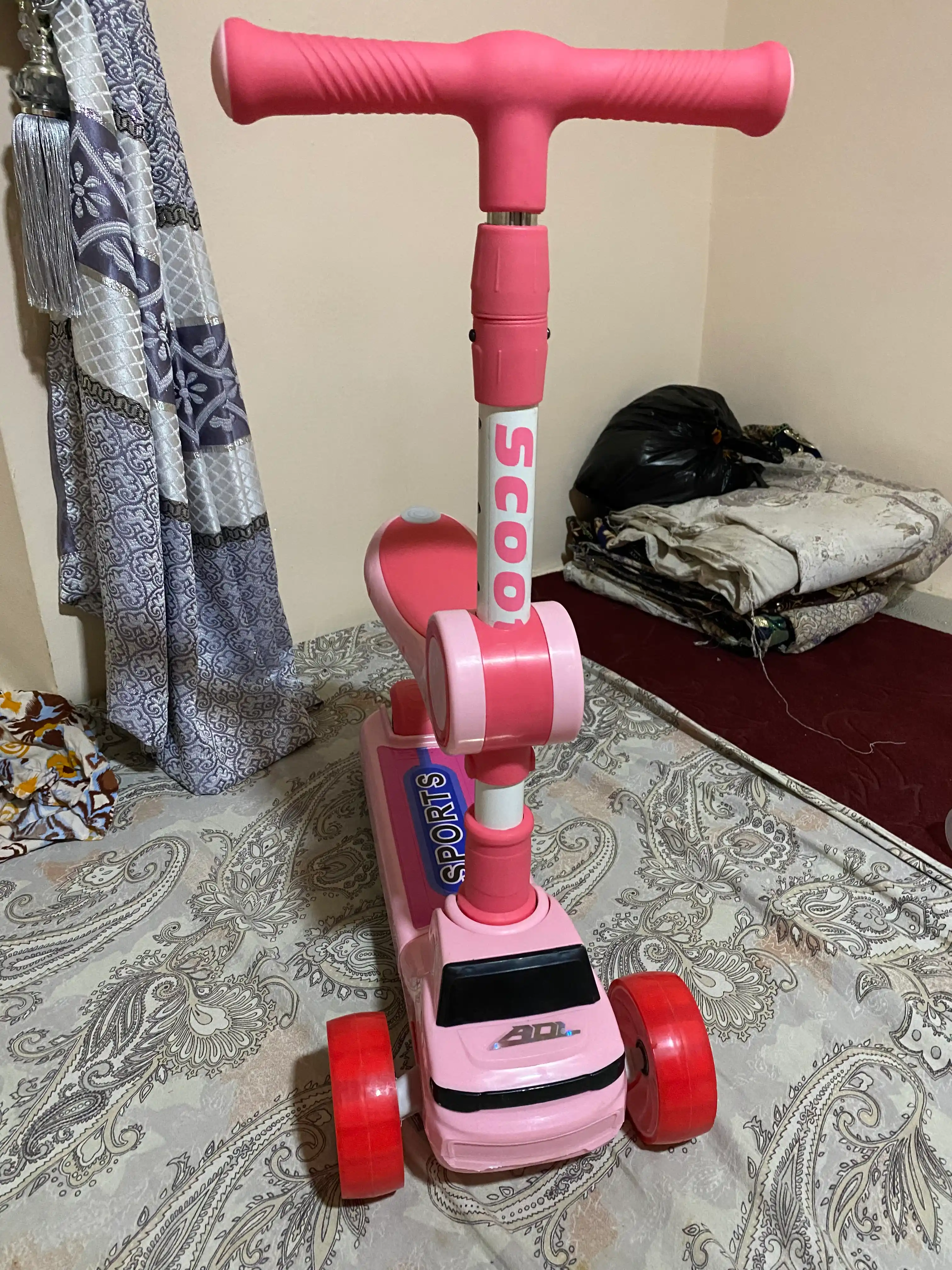 Bolalar uchun rang-barang va qulay samokat
