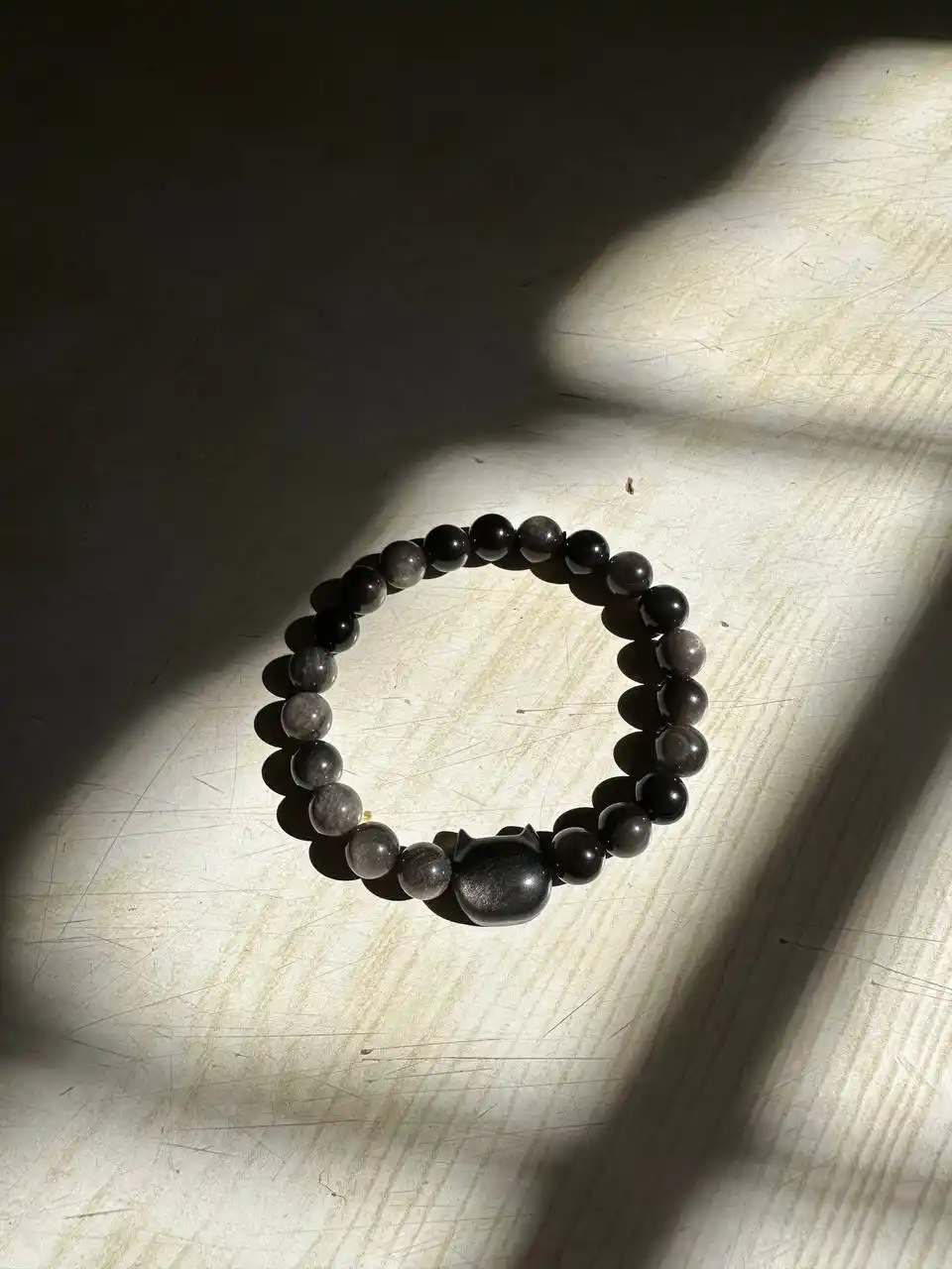Tabiiy toshdan yasalgan ayollar bilaguzuki, mushukli obsidian bilaguzuki