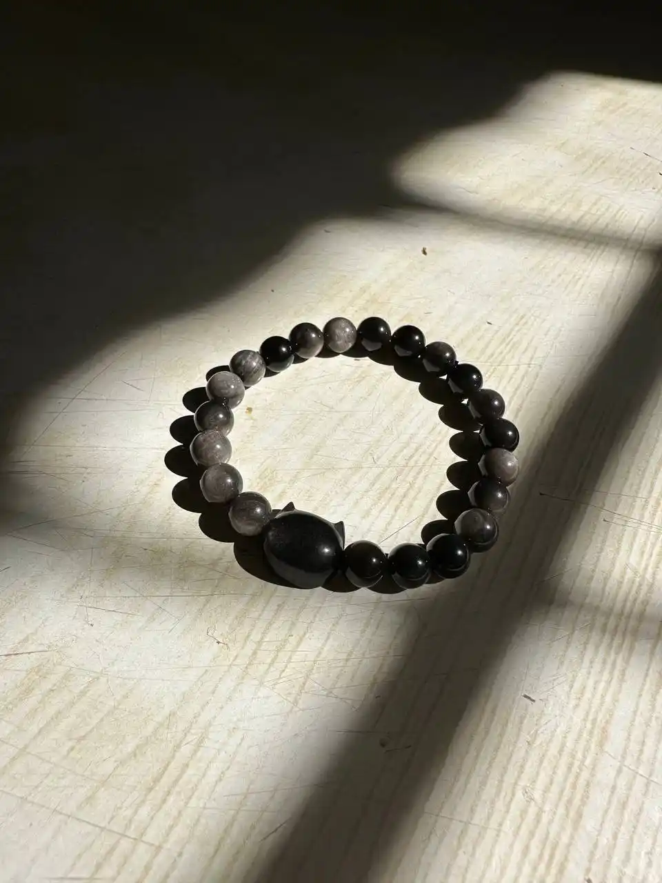 Tabiiy toshdan yasalgan ayollar bilaguzuki, mushukli obsidian bilaguzuki