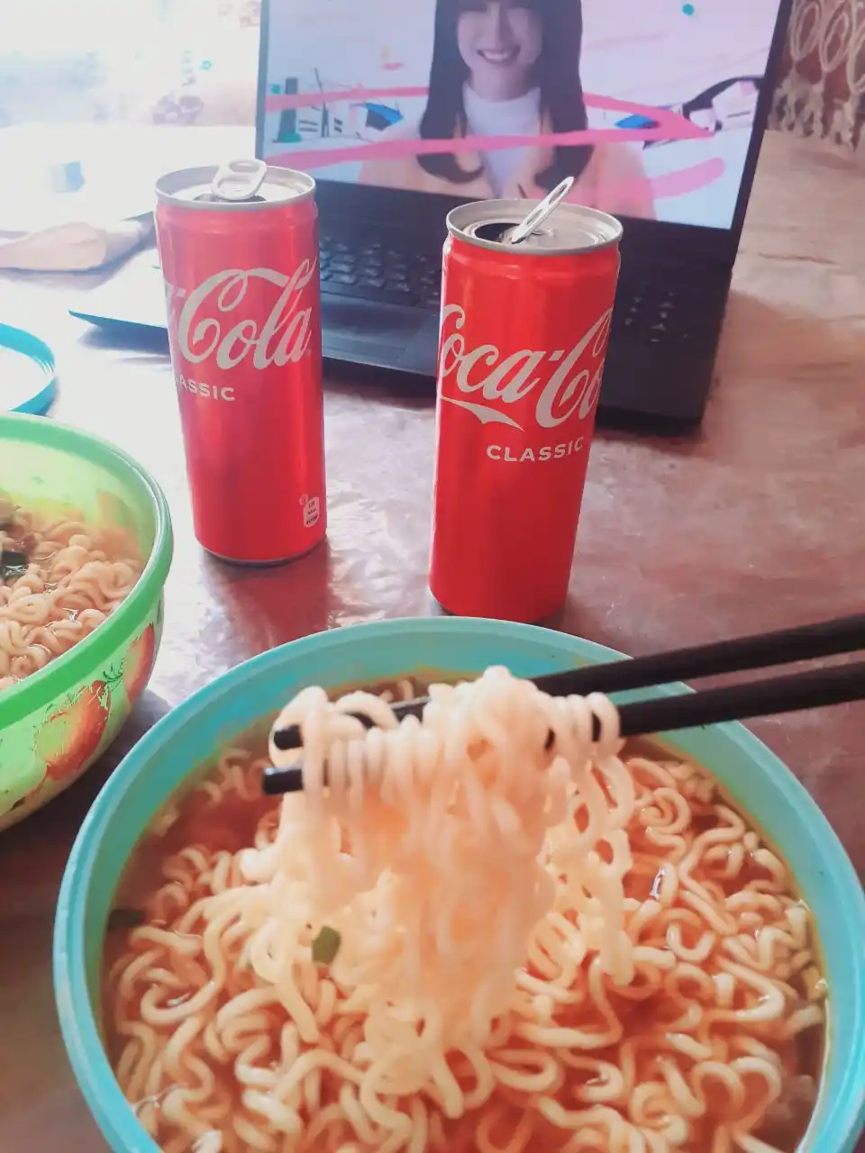 Gazlangan ichimlik Coca - Cola ichimligi, 250 ml, temir banka