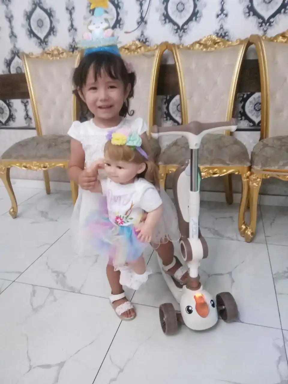 Bolalar uchun rang-barang va qulay samokat