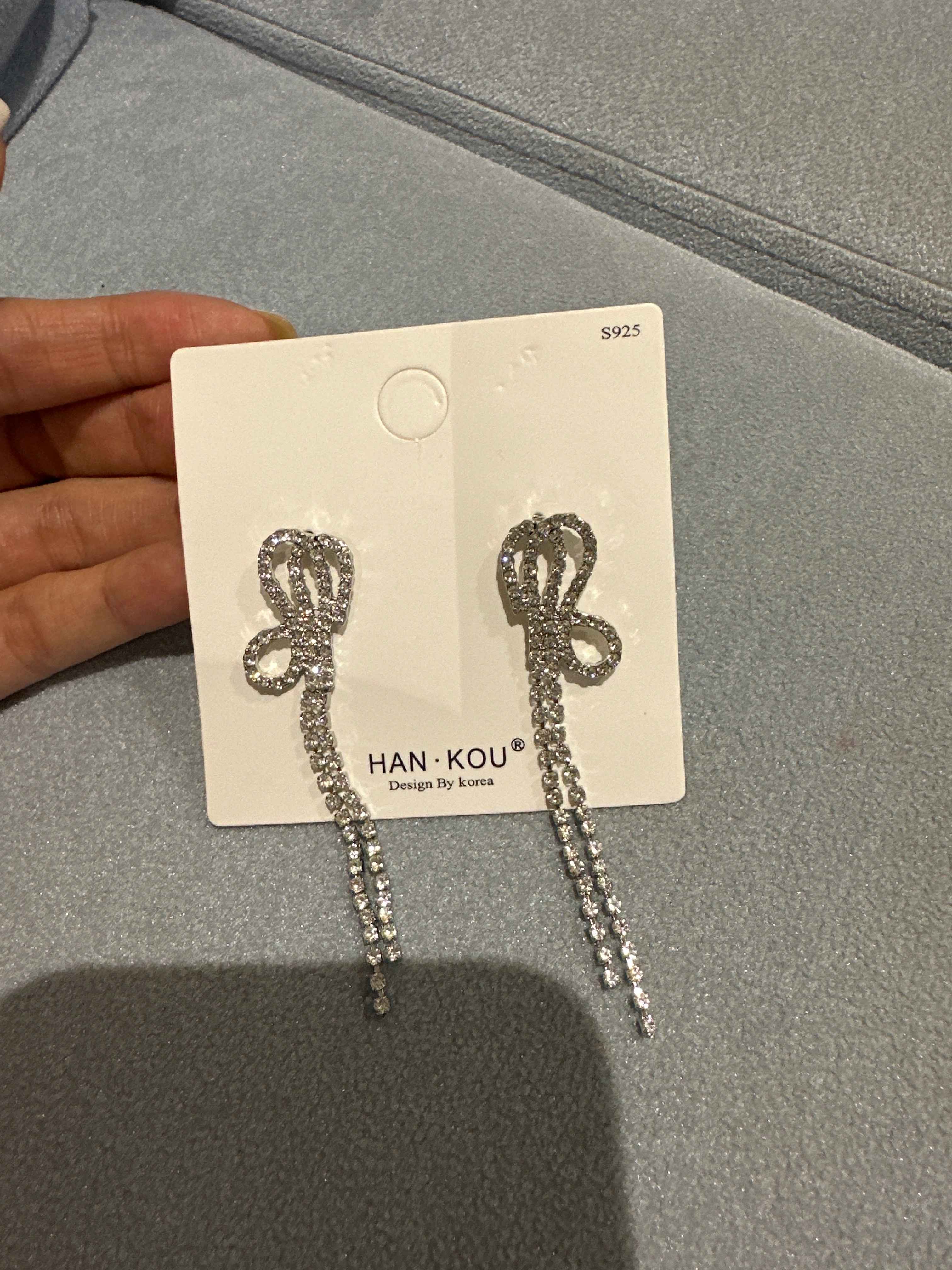 paypoqdagi mushukning yaqindan surati