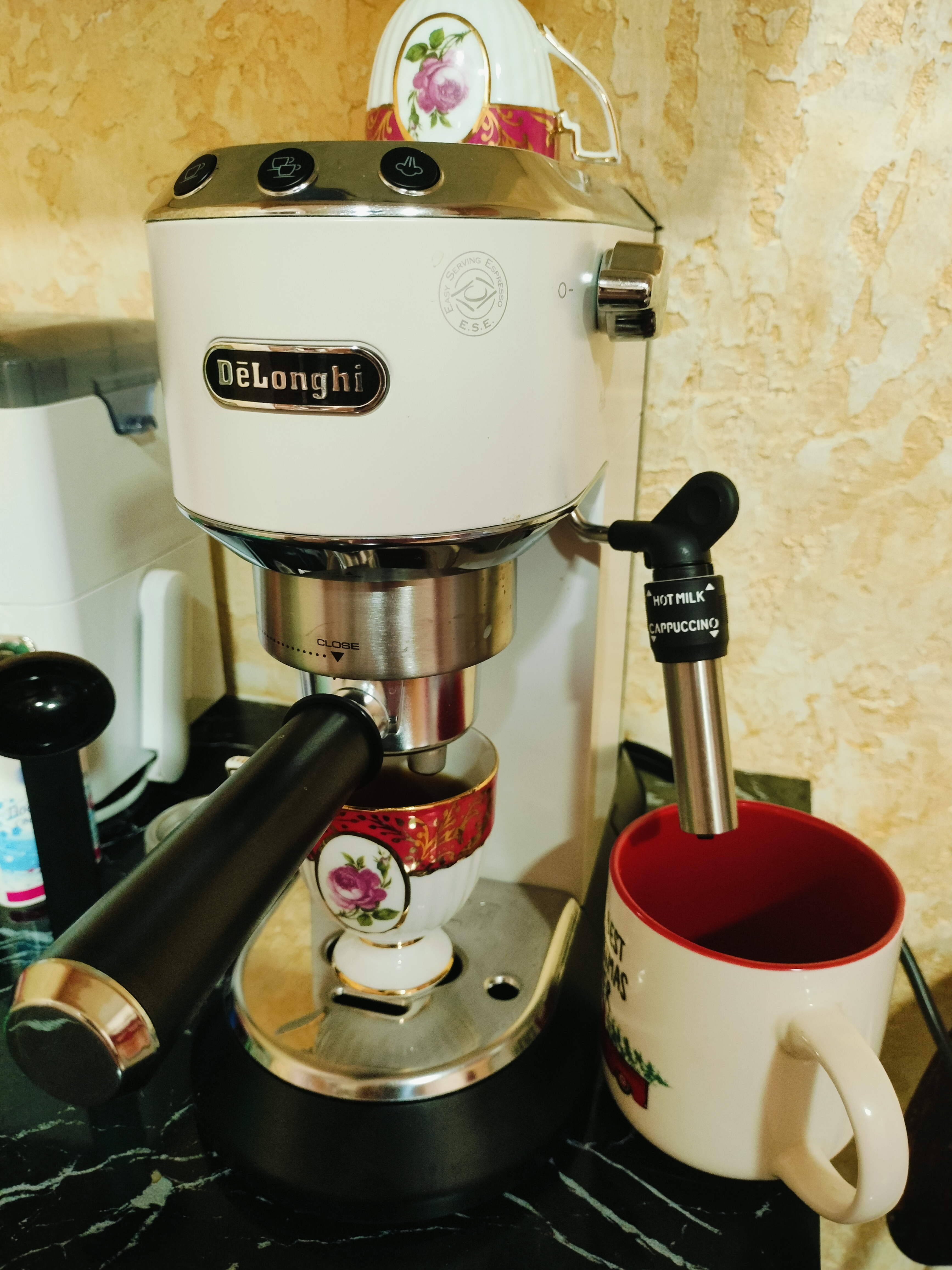 Кофеварка рожковая De'Longhi EC685.W Dedica с капучинатором, 15 бар, 1350 Вт