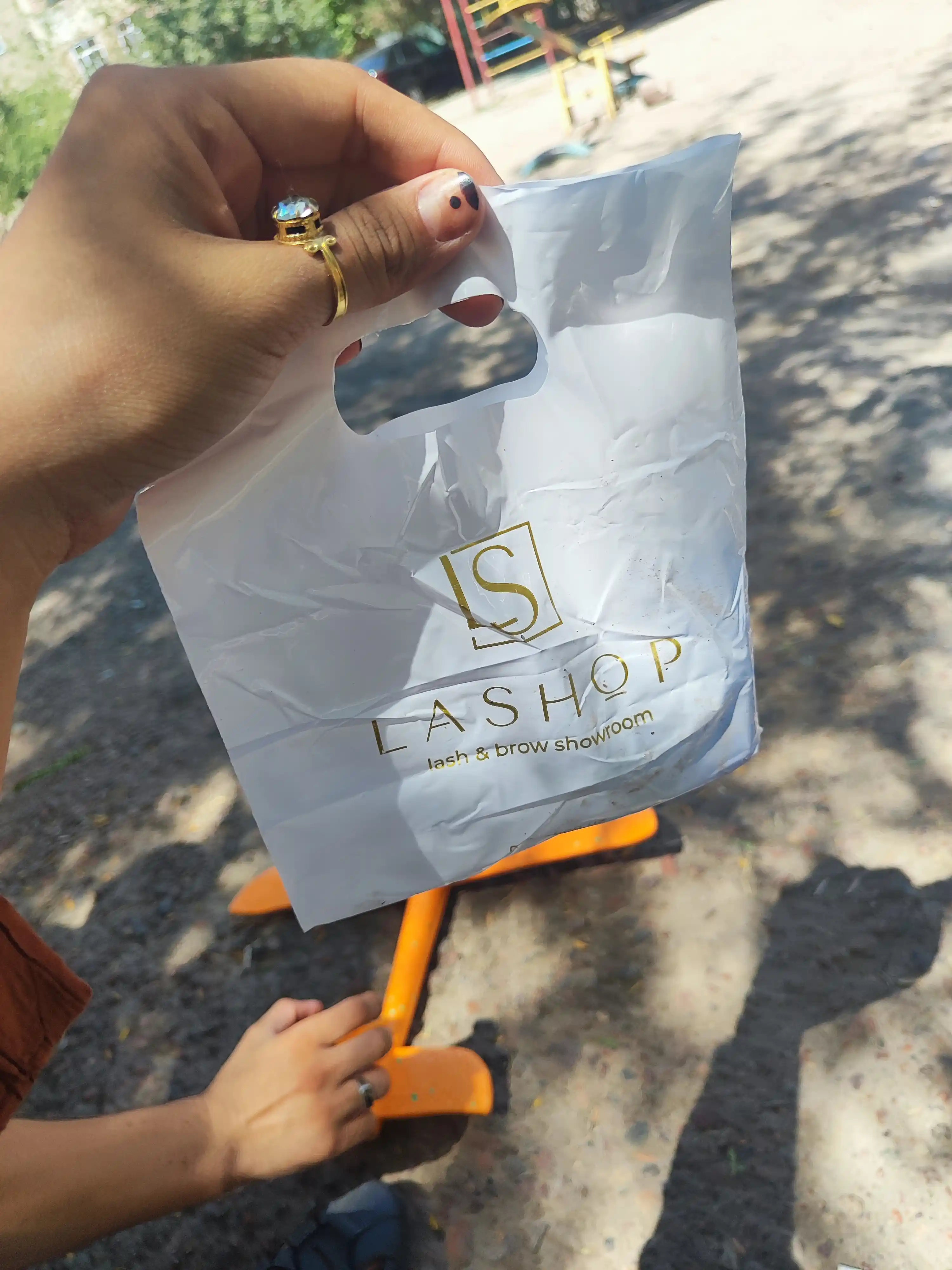 Xina va Lashop bo‘yog‘ini suyultirish uchun shisha stakan