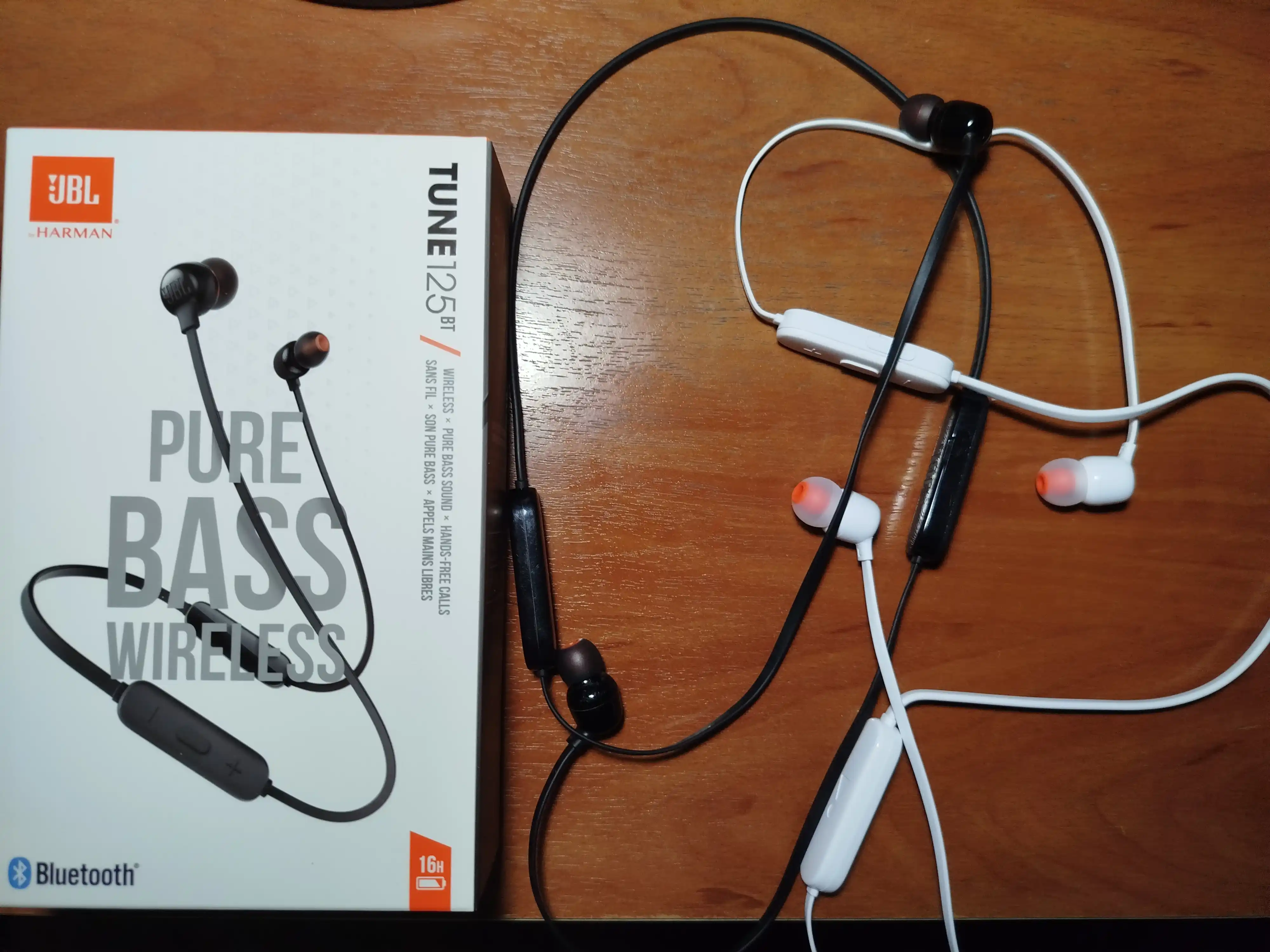 Simsiz quloqchinlar JBL Tune 125bt, oq, ko'k, qizil