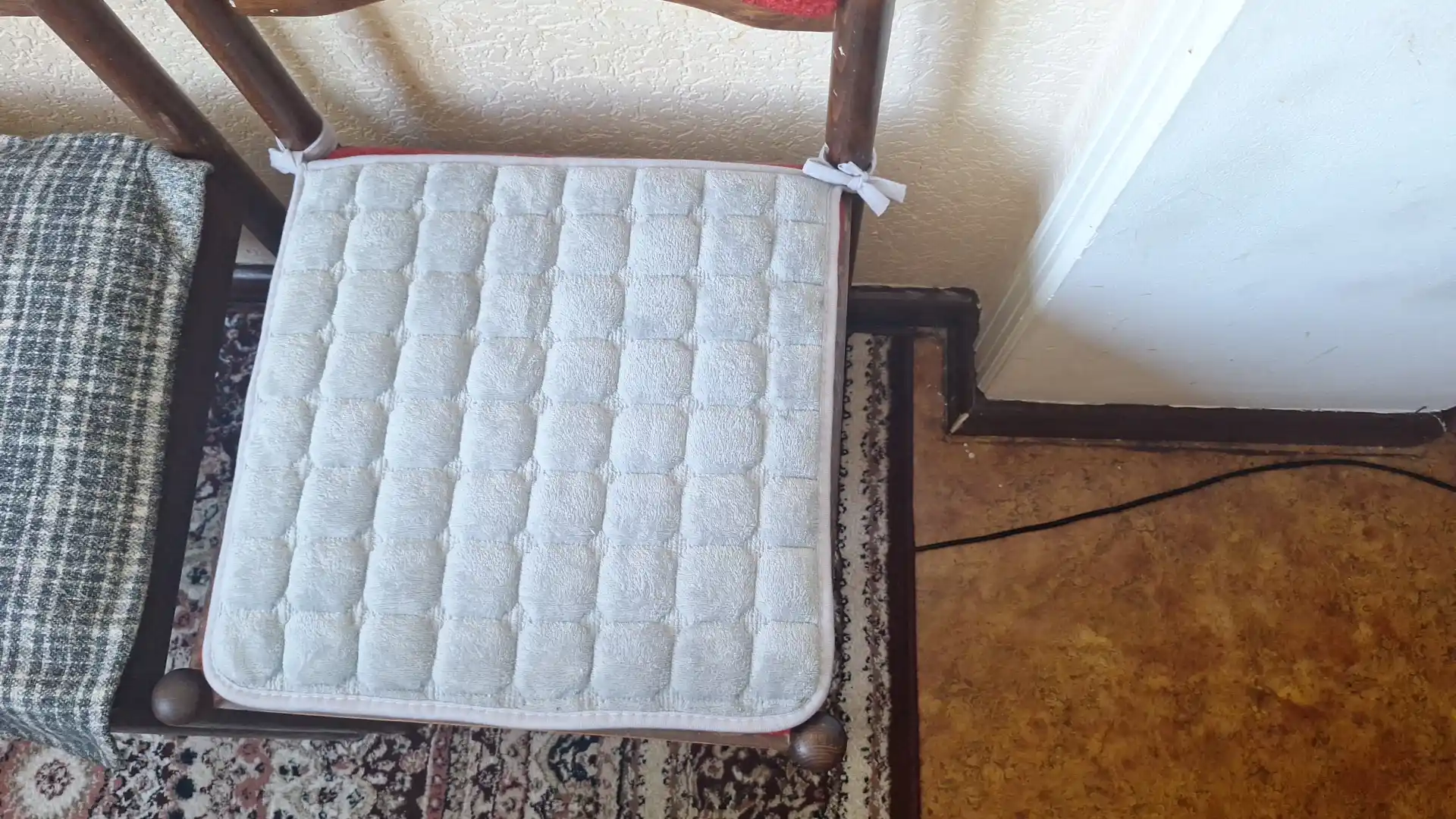 O'rindiq yostig'i, stul va kreslo qoplamasi, bog'ichli