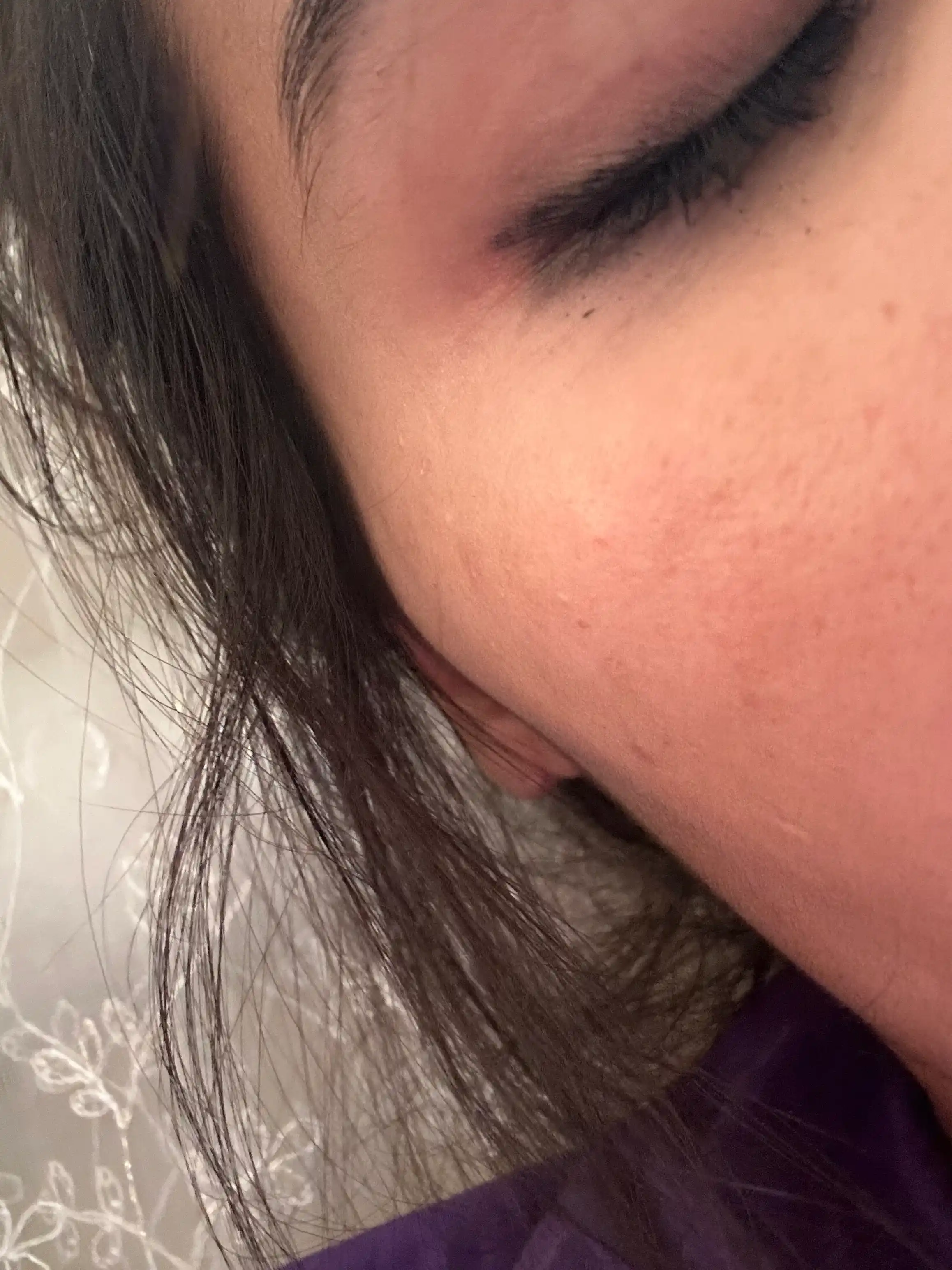 Eyeliner qora, lab bo'yog'i jigarrang, jel, suv o'tkazmaydigan