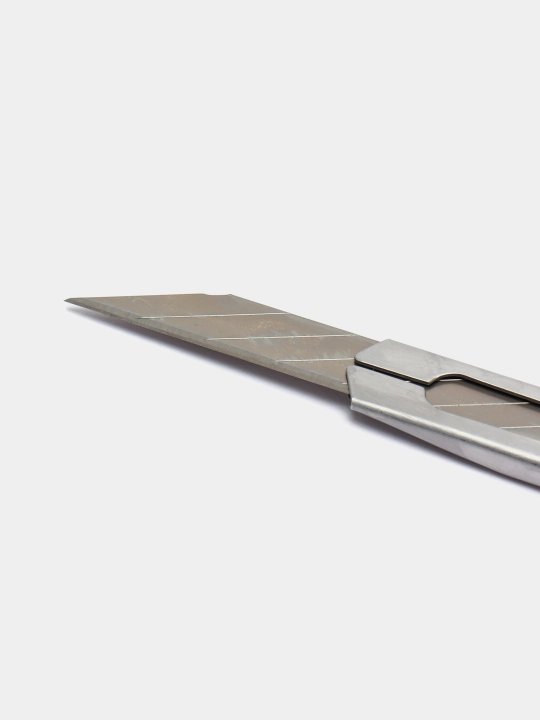 Kantselyariya pichog'i 9 mm 30 gradus 2034 Deli