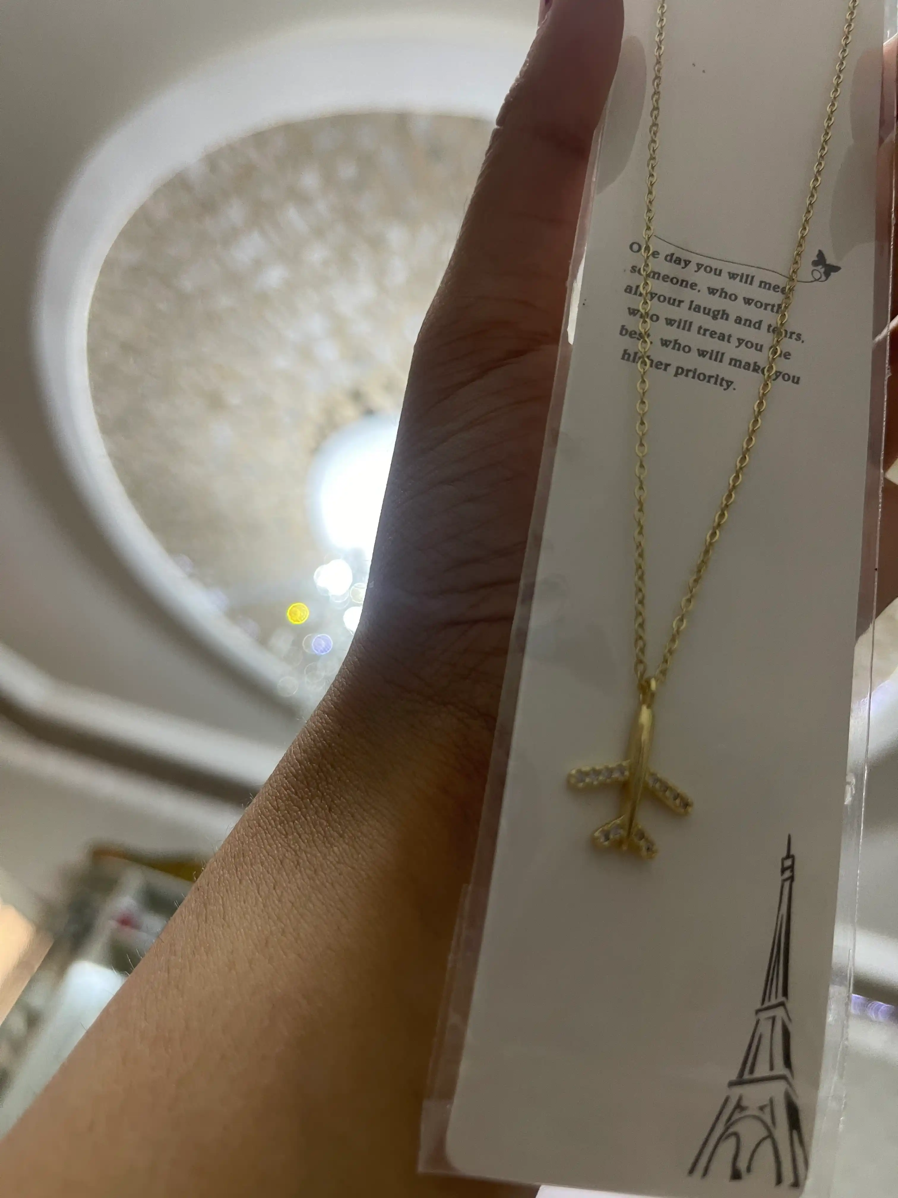 Bo'yin uchun zargarlik zanjiri, marjon bilan "Delfin-kit", "Samolyot"