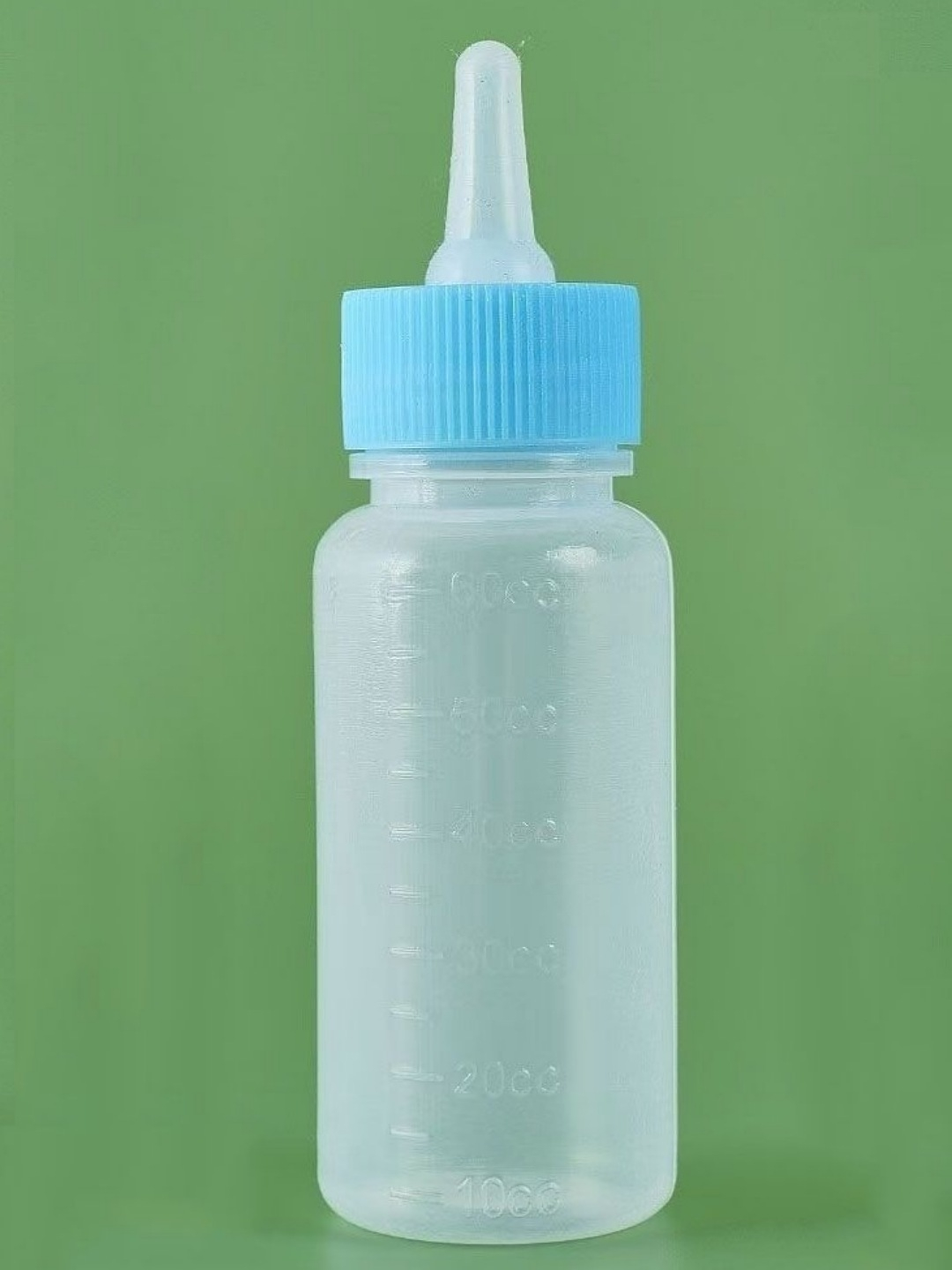 Yosh qiz internetda keksa odamning eshagini yalaydi.