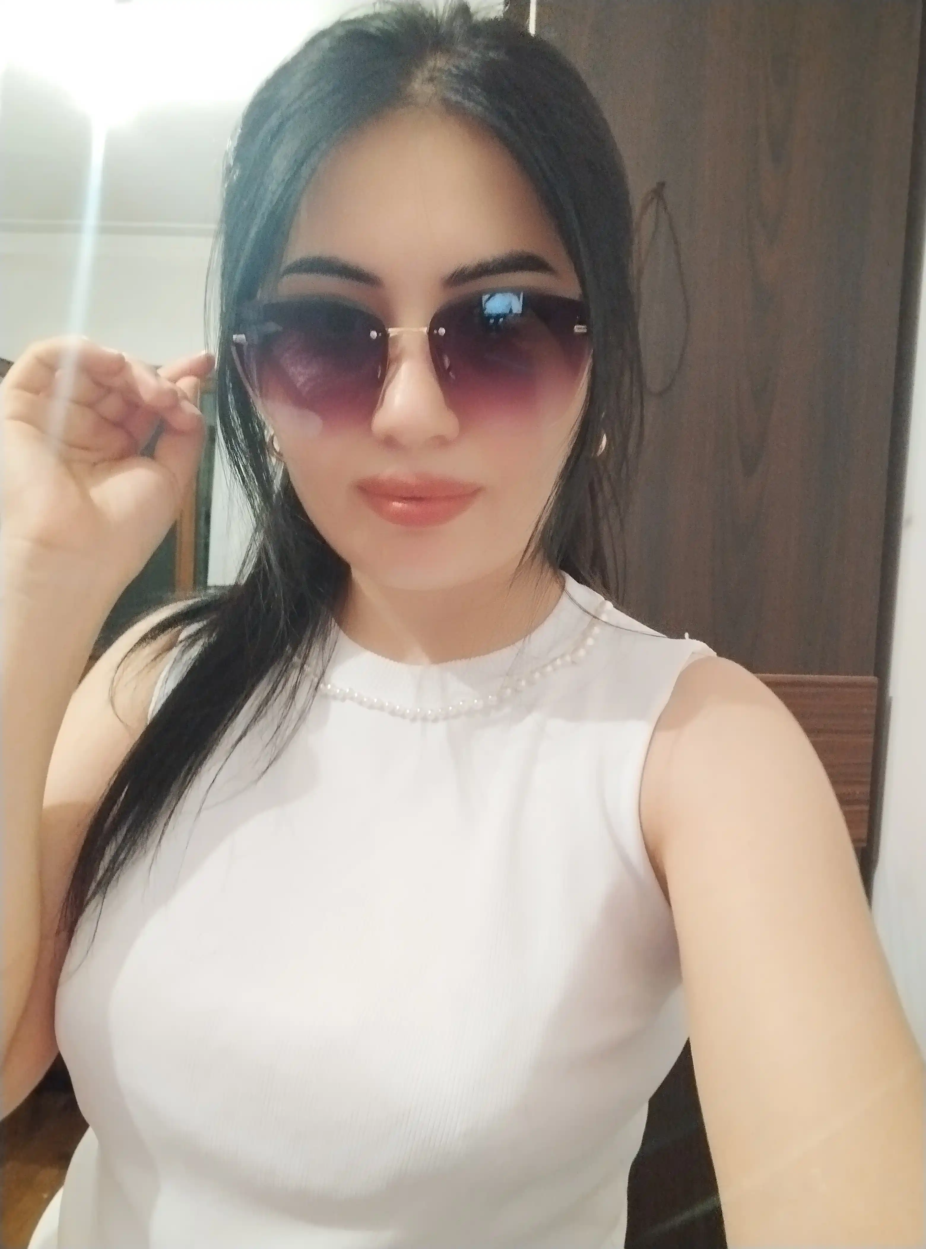 Hoshyasiz mayin ayollar quyoshdan himoyalovchi ko'zoynak