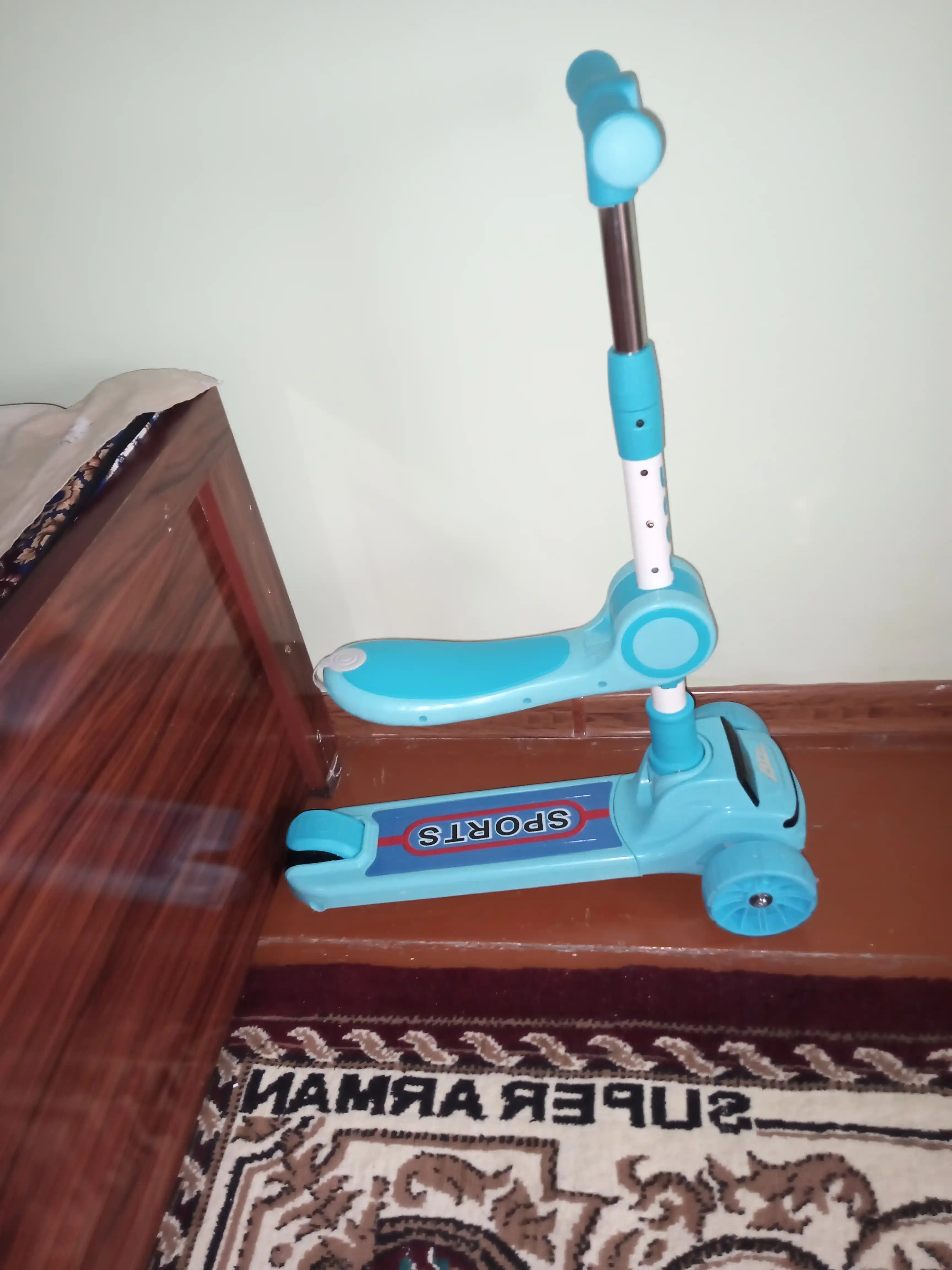 Bolalar uchun rang-barang va qulay samokat