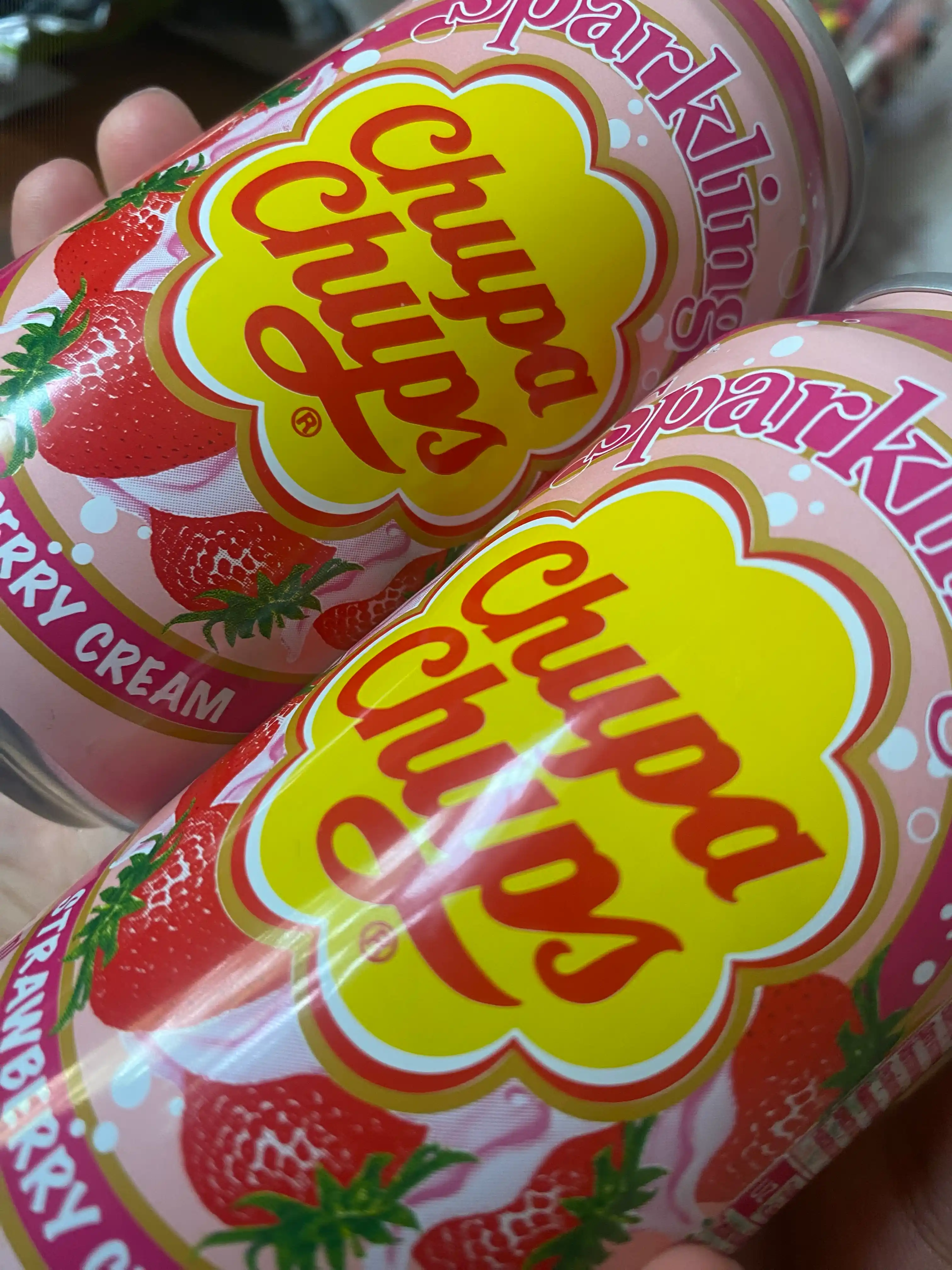 Газированный напиток со вкусом клубники и сливками Chupa Chups Strawberry & Cream, 345 мл