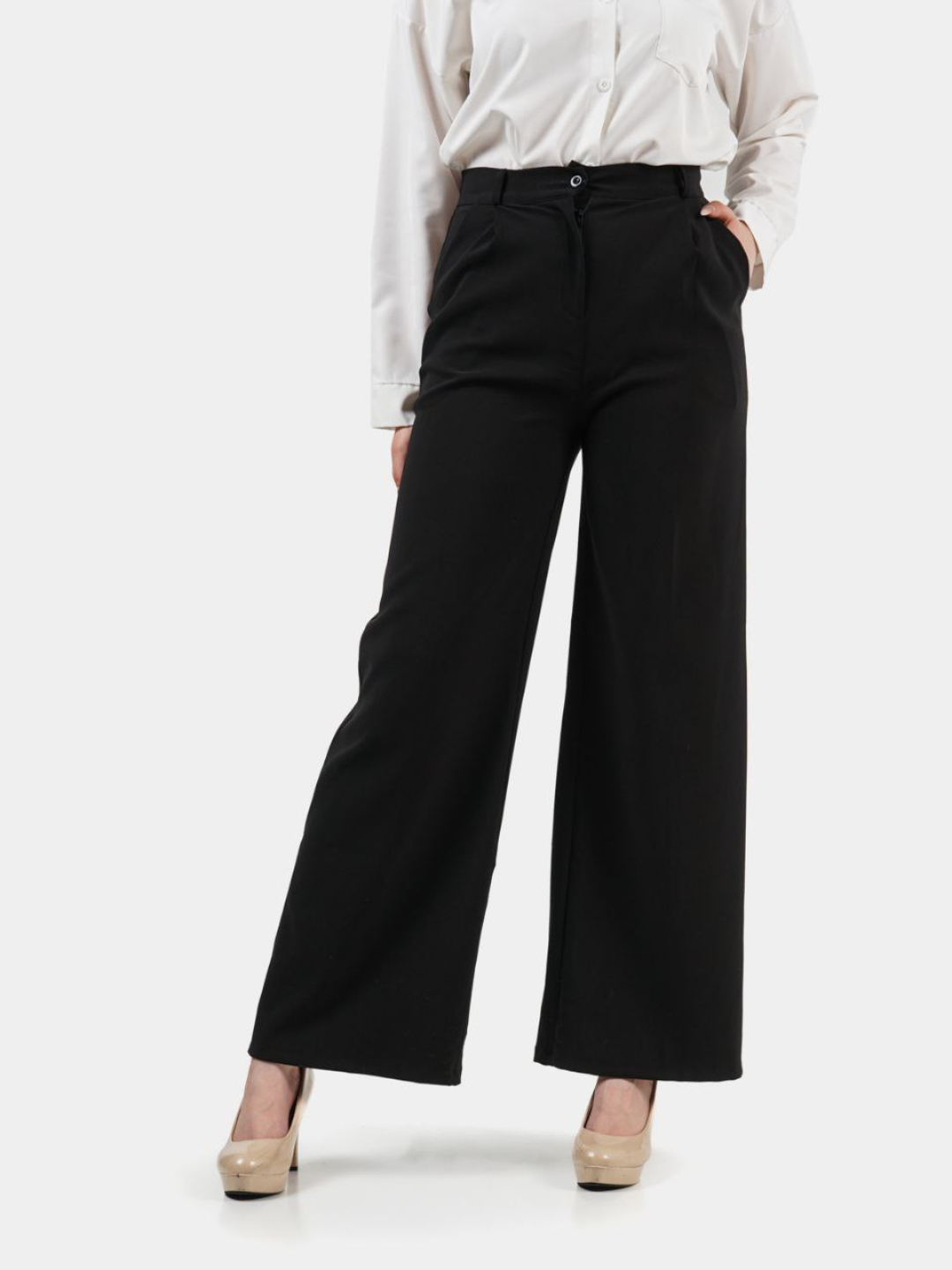 Dachada yalangoch etuk ayolning fotosurati