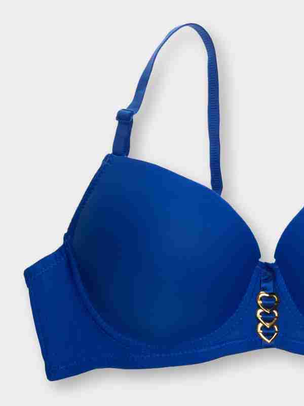 Bir yigit oz ichki kiyimida qozini silkitadi