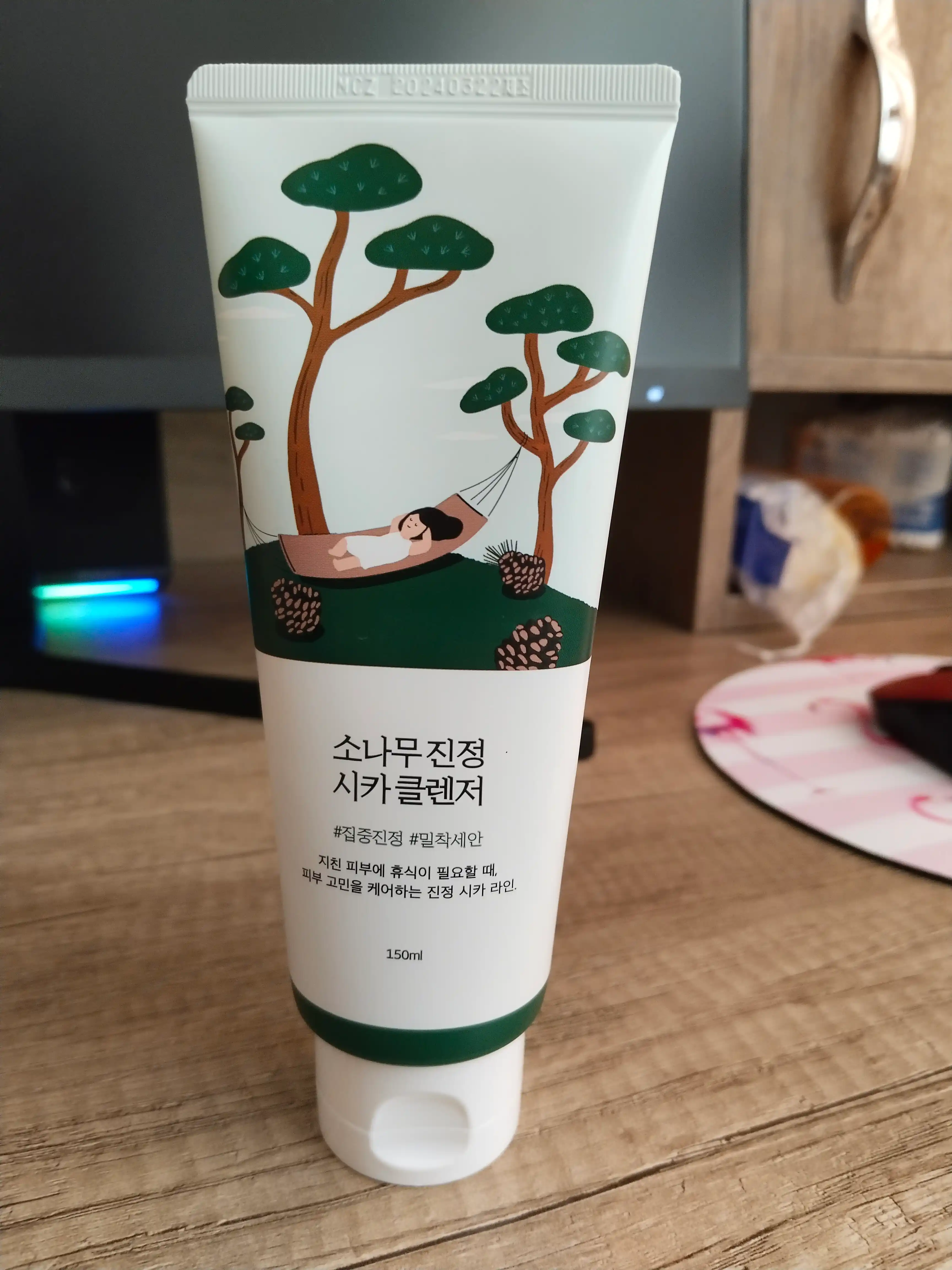 Мягкая пенка с кислотами для жирной и проблемной кожи "Round Lab Pine Calming Cica Cleanser"