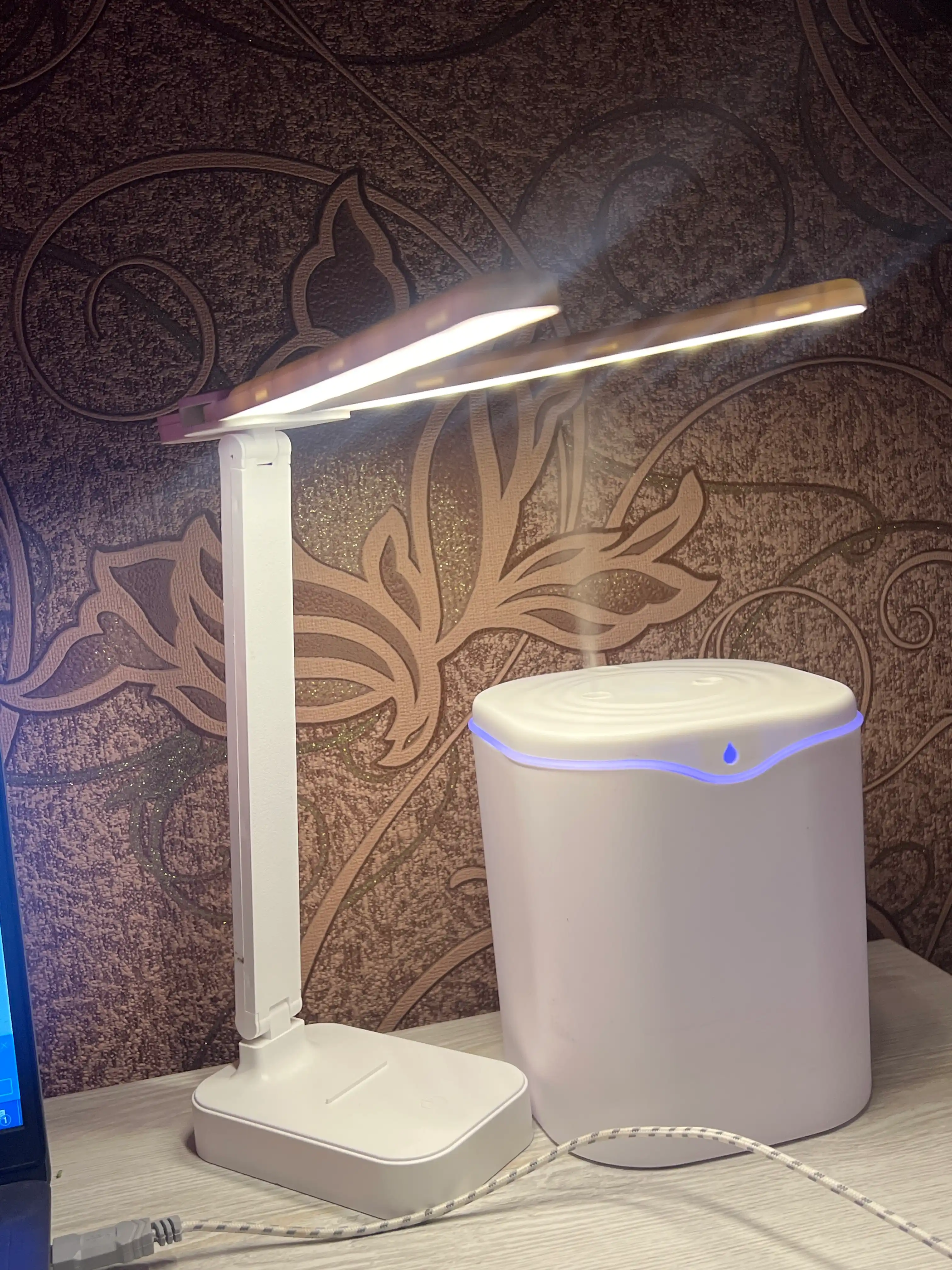 LED stol chirog'i telefon ushlagichli, ikki tomonlama harakatlanuvchi chiroq, yig'iladigan