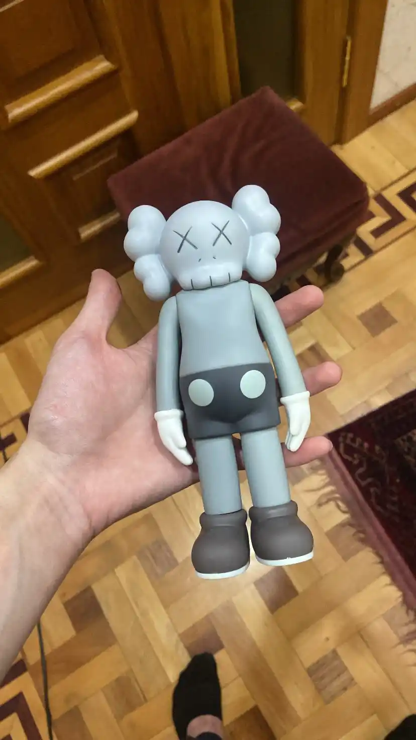 Sovg‘a qutisi bilan Kaws besh yillik haykalchasi, interyer dizayni uchun, bearbrik qavs